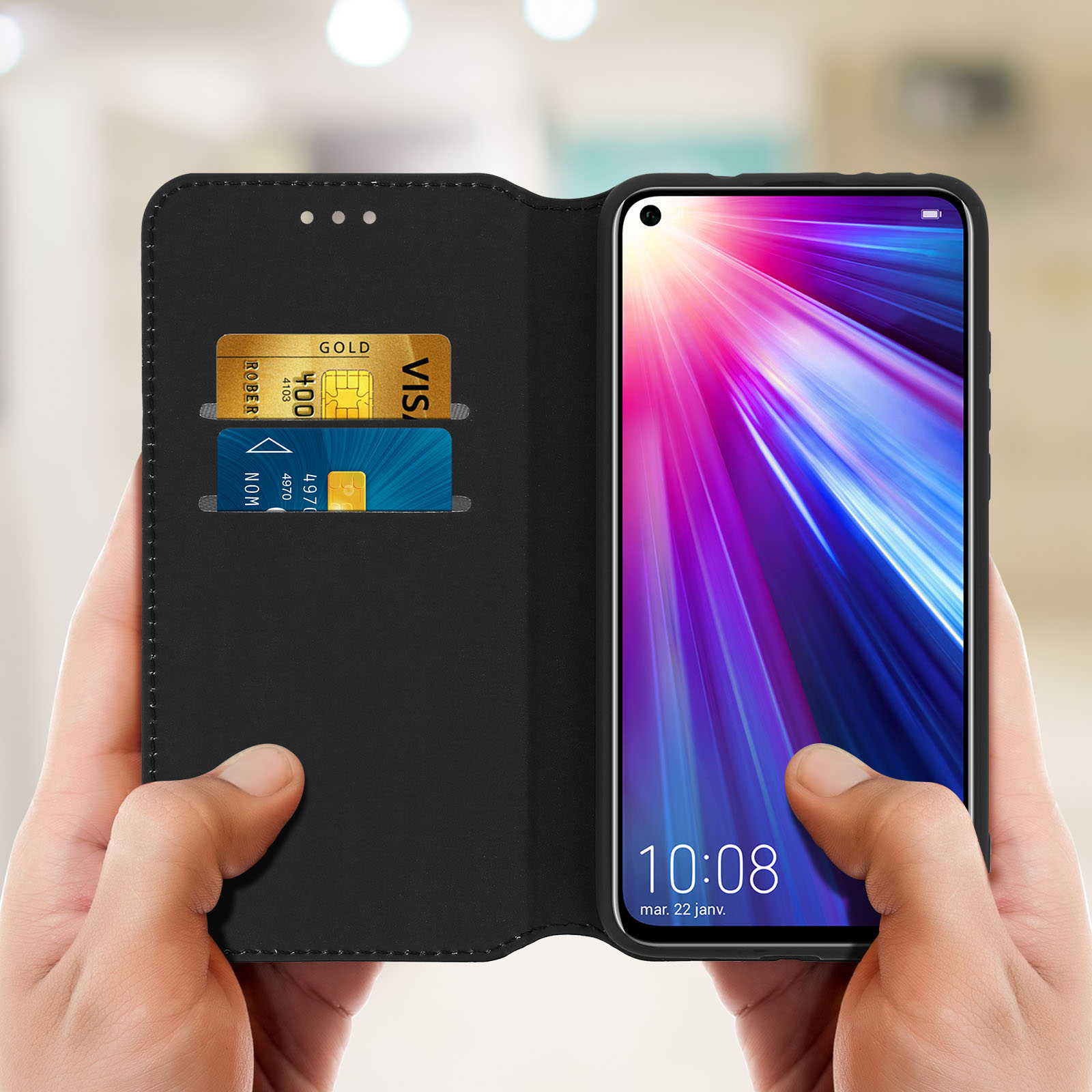 Hände halten ein Telefon in einer schwarzen Handyhülle, Karten sichtbar.