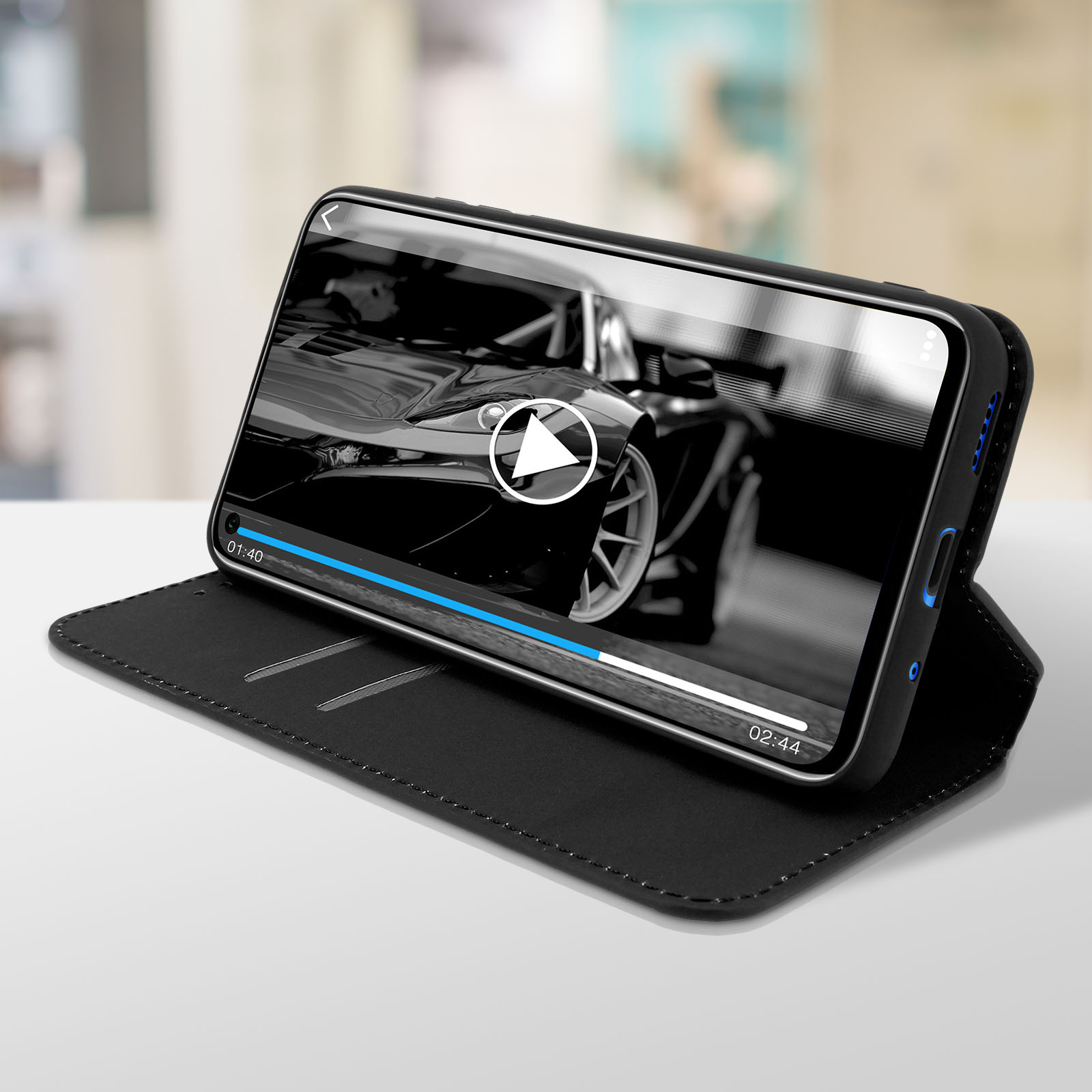 Schwarzes Telefon in Hülle, Video auf dem Bildschirm, auf weißem Untergrund.