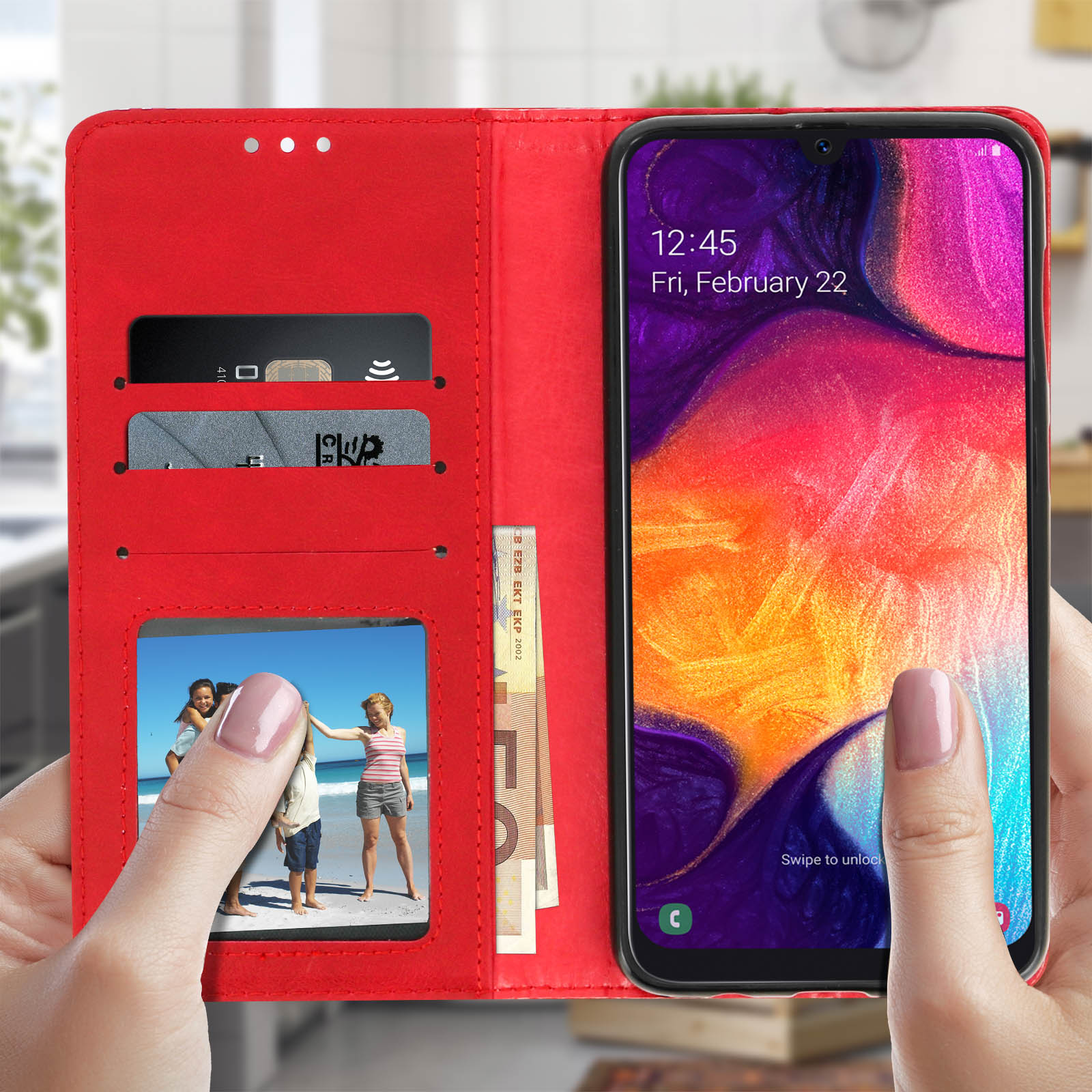 Custodia rossa per telefono aperta con carte, denaro e foto; schermo visibile.