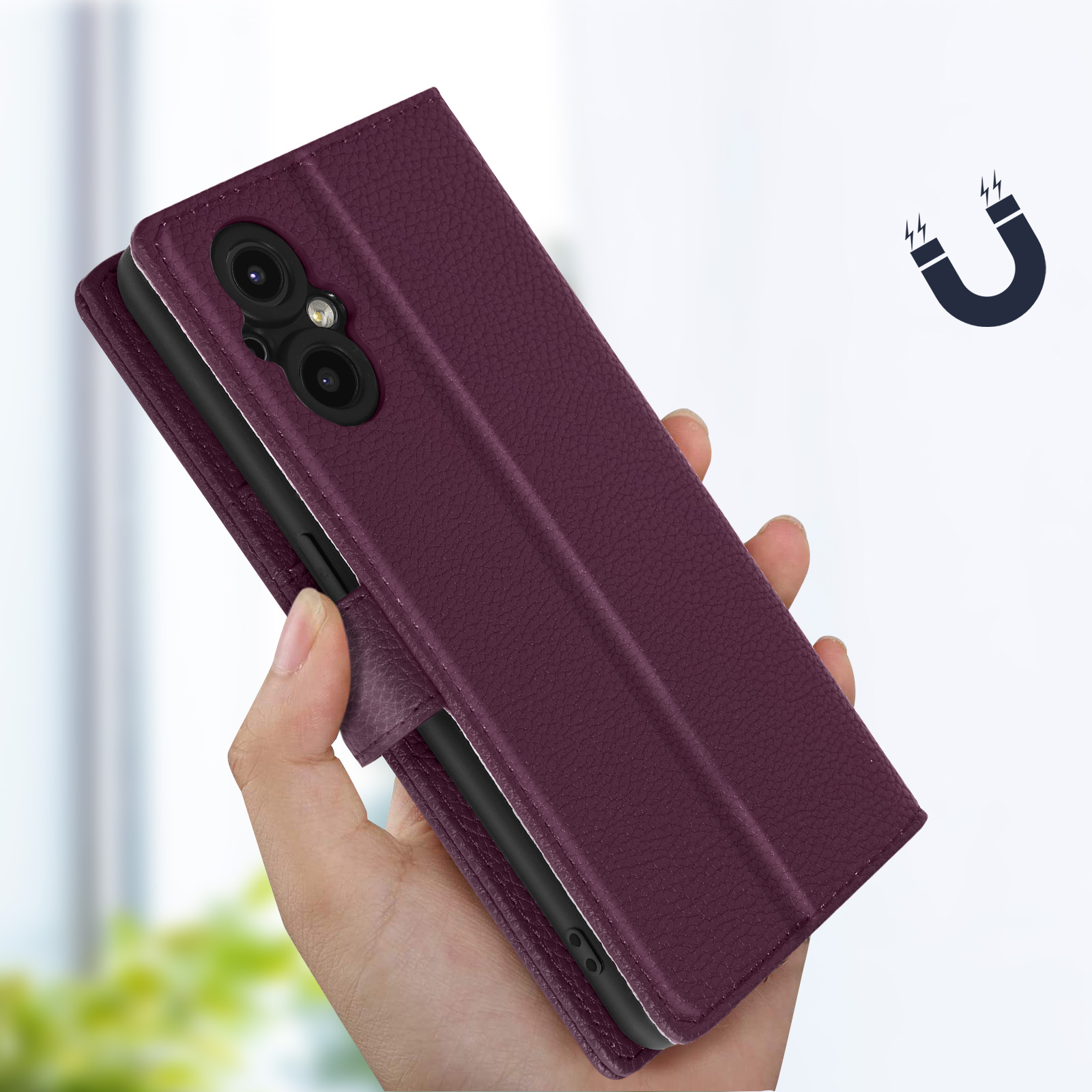 Custodia viola per telefono in mano. La custodia è aperta, il magnete è visibile. C'è un telefono all'interno.