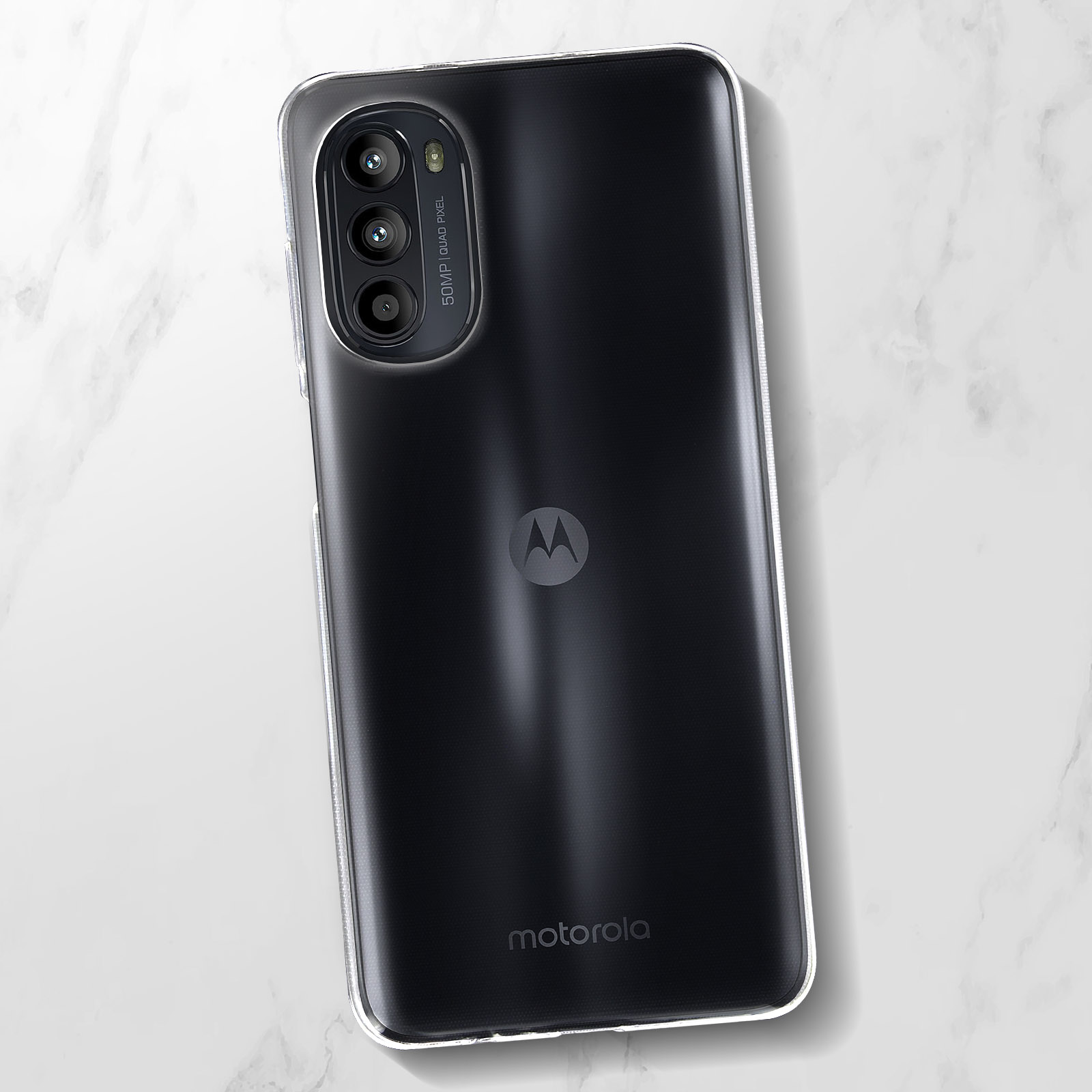 Telefono nero con custodia trasparente. Il telefono ha una configurazione a tripla fotocamera e il logo Motorola.