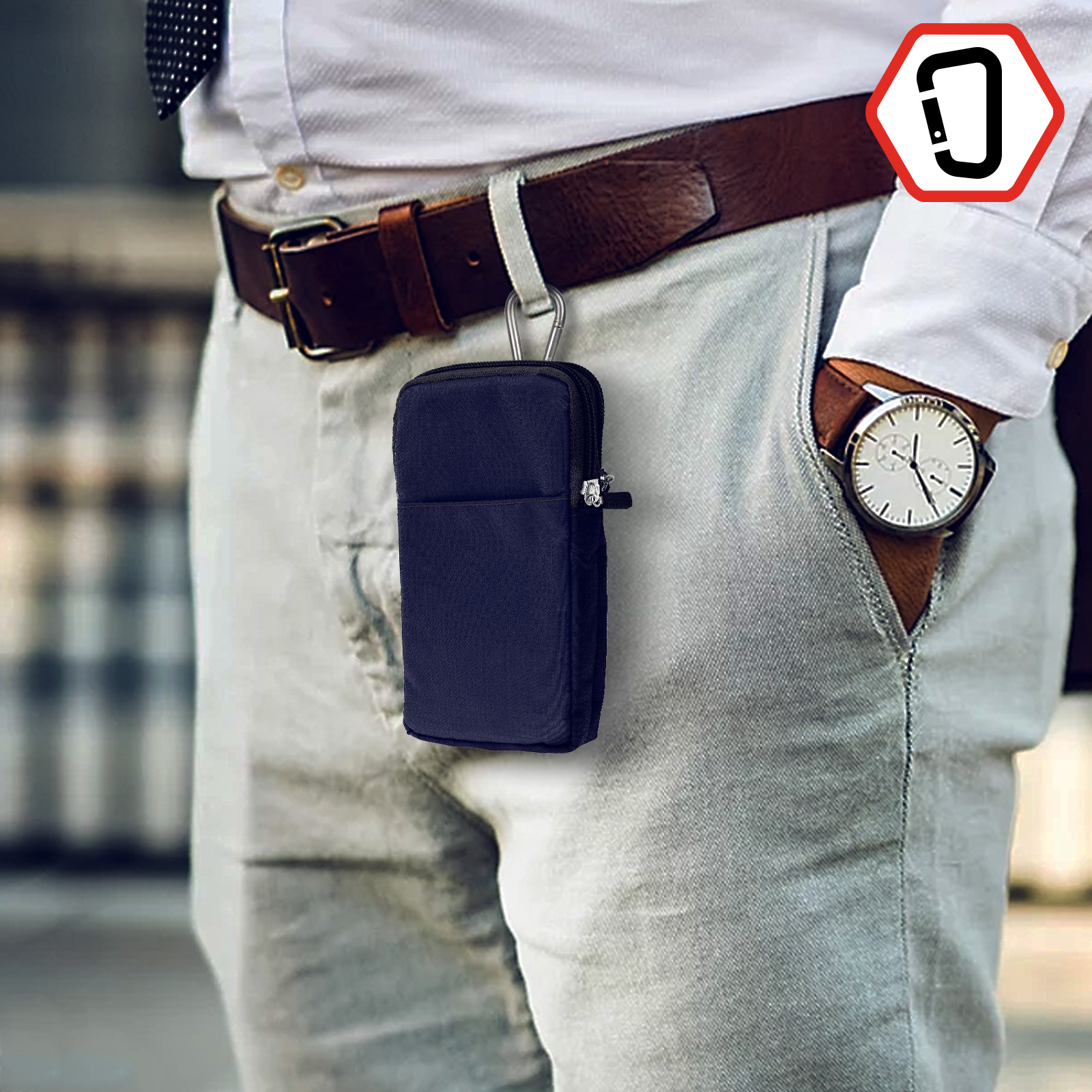 Un uomo con una pochette blu sulla cintura e un orologio al polso.