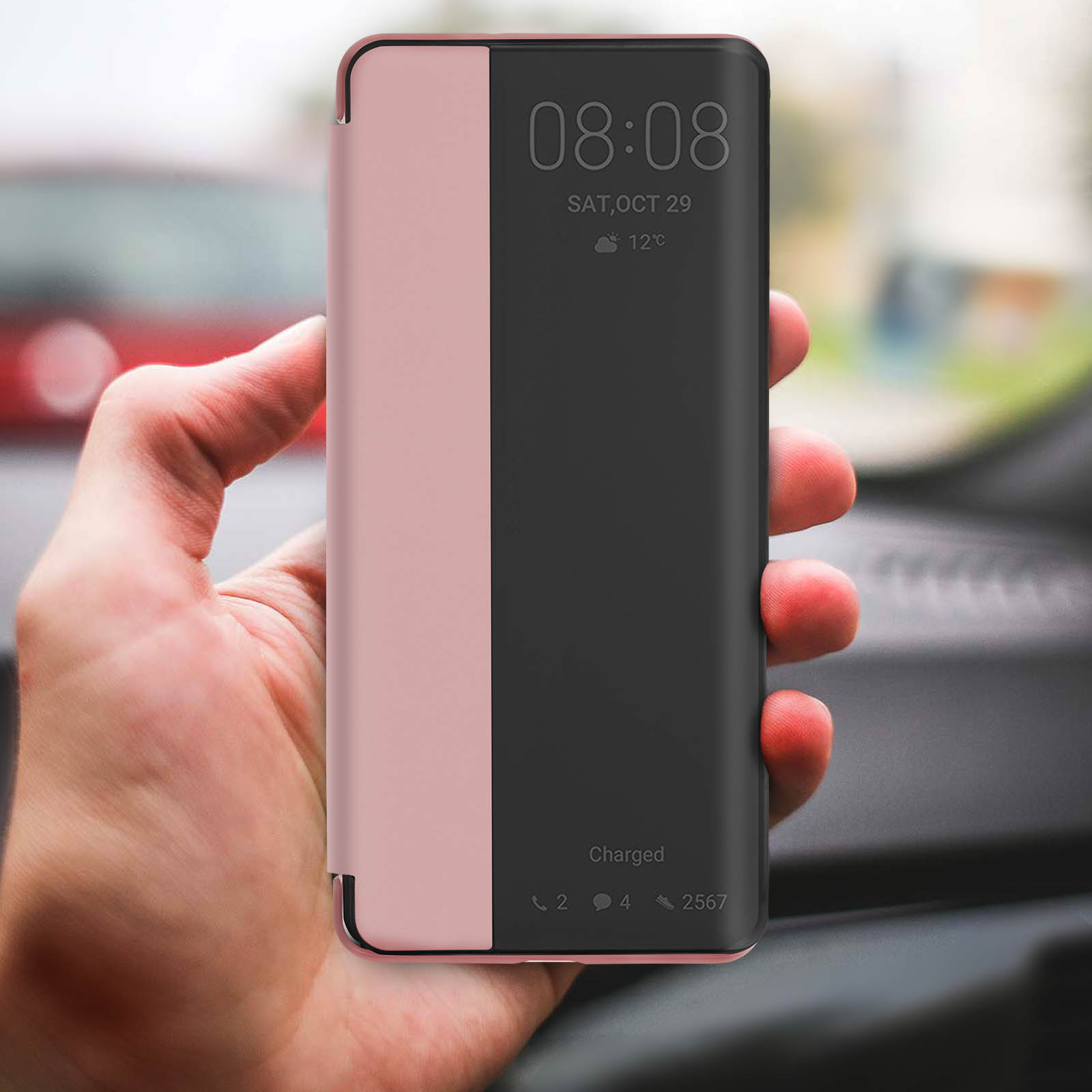 Un telefono con una cover rosa/nera. Mostra l'ora e la data sullo schermo.