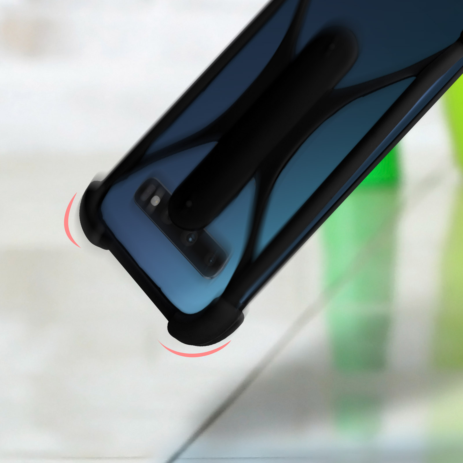 Un téléphone dans une coque bleue. L'étui a des coins de protection. Le téléphone est incliné.