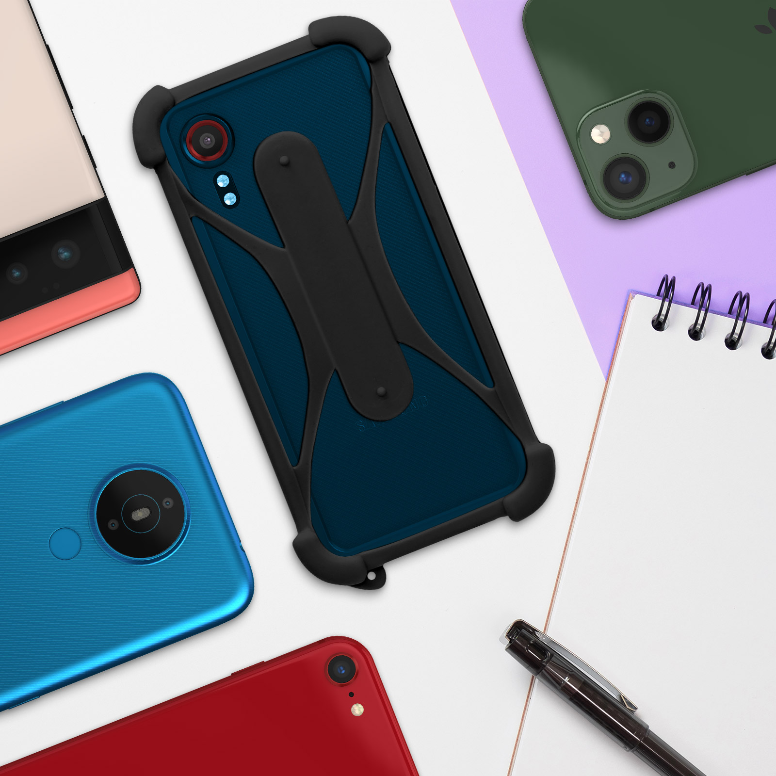 Assortiment de téléphones et accessoires, dont des étuis et un stylo, disposés sur une surface blanche et violette.