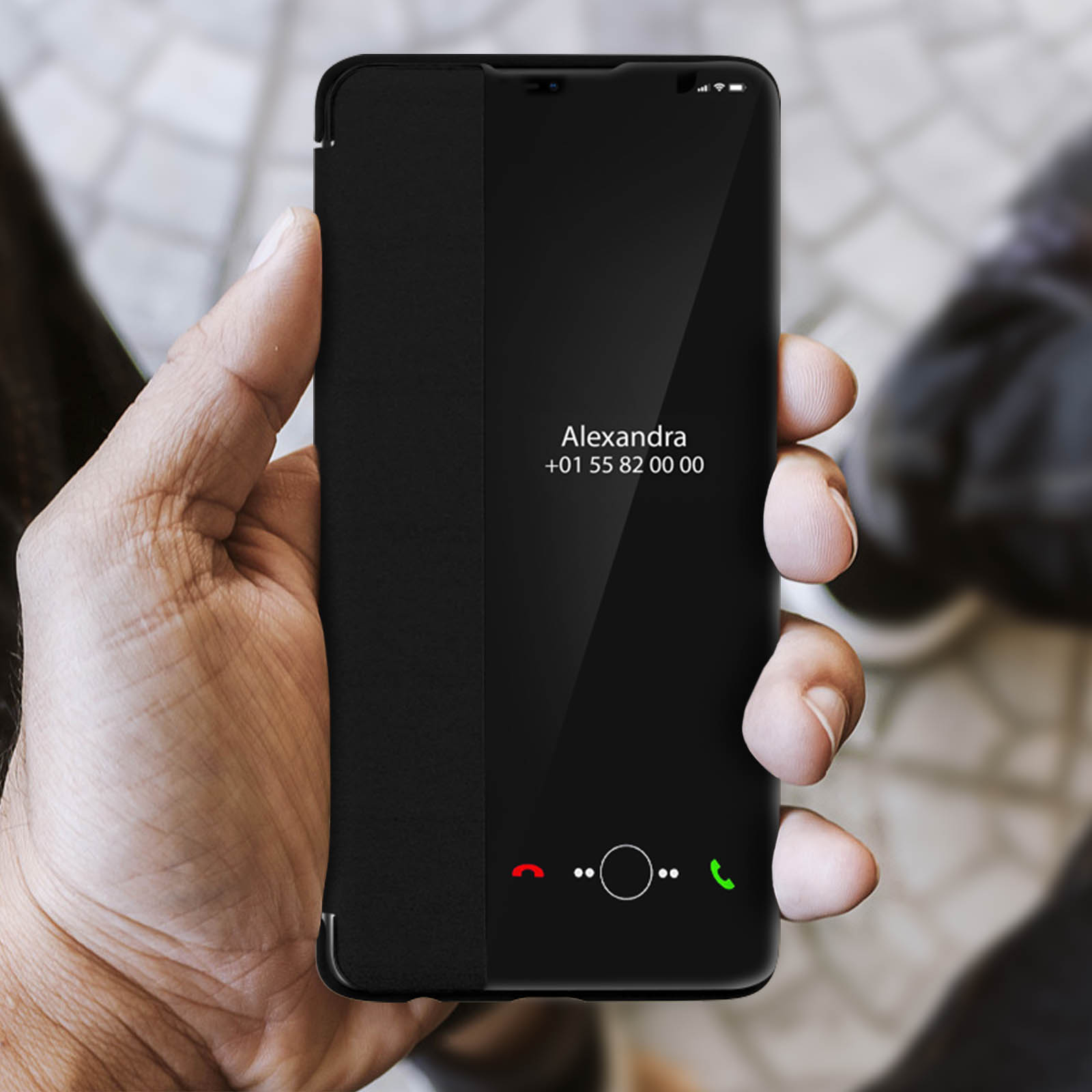 Mano che tiene telefono nero con chiamata da Alexandra. Cover nera.