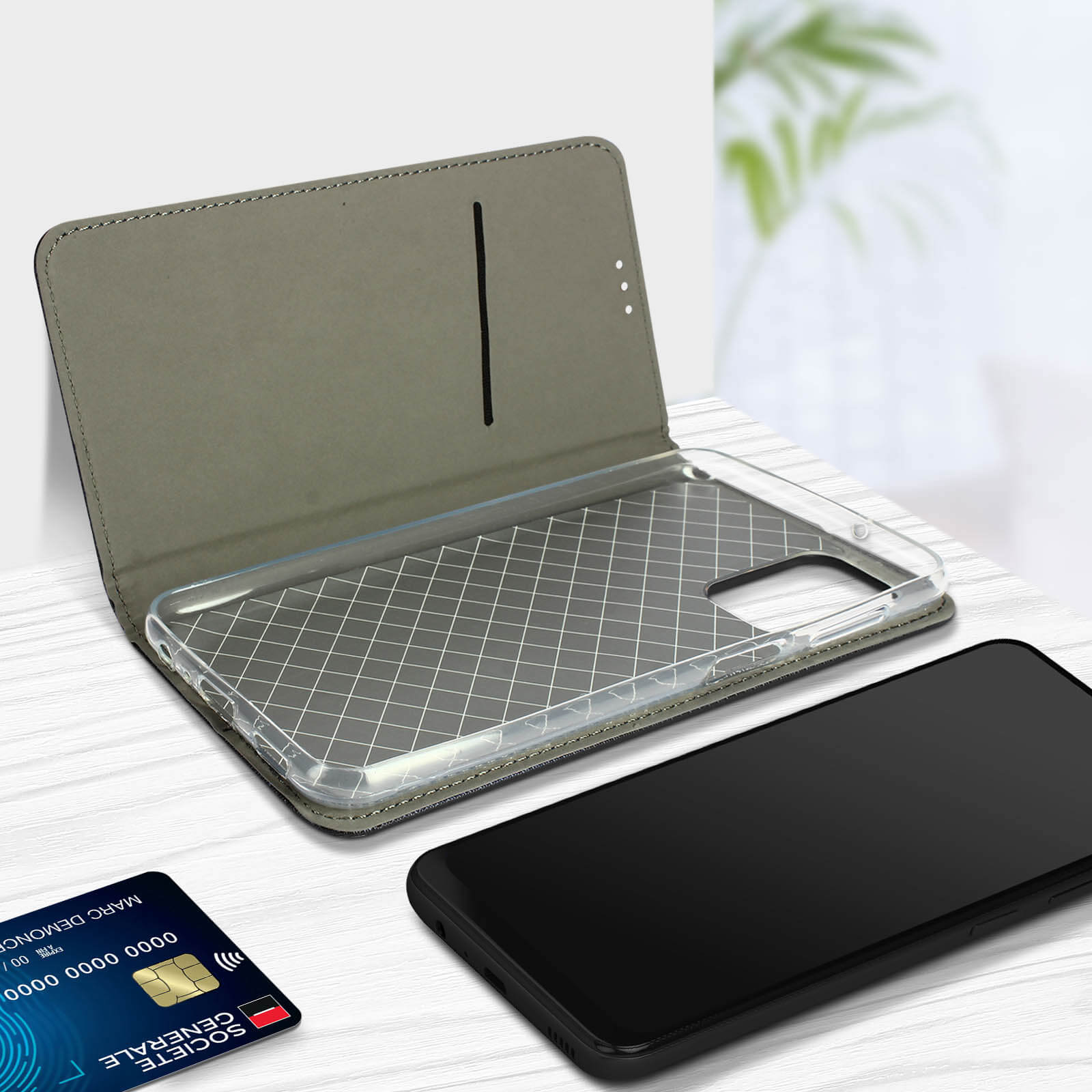Custodia con telefono all'interno, carta di credito e carta visibili.