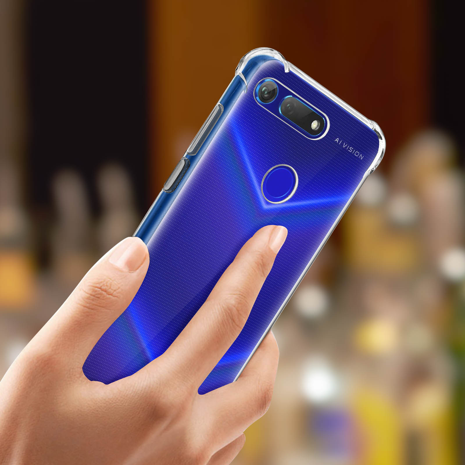 Mano che tiene un telefono blu con una custodia trasparente. Sfondo sfocato.