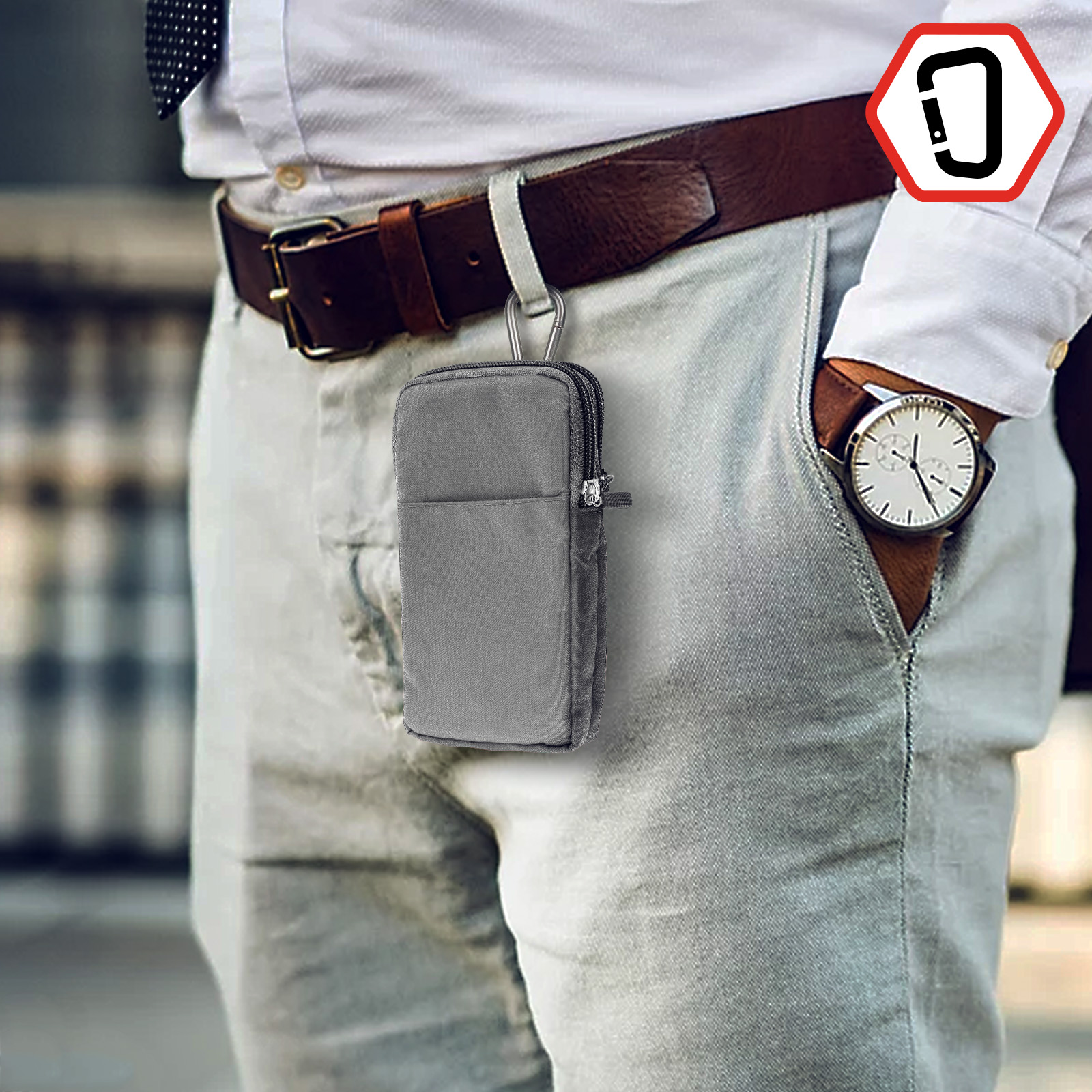 Persona con cintura e custodia grigia per telefono. Orologio al polso.