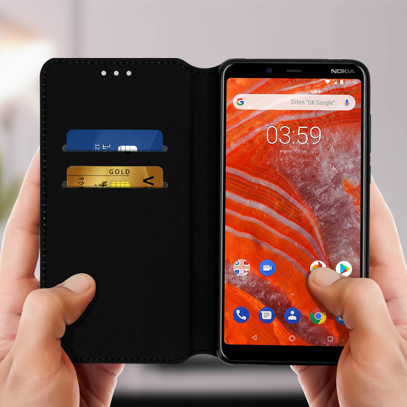 Una custodia nera per telefono è aperta, mostrando un telefono con schermo colorato, tenuto.