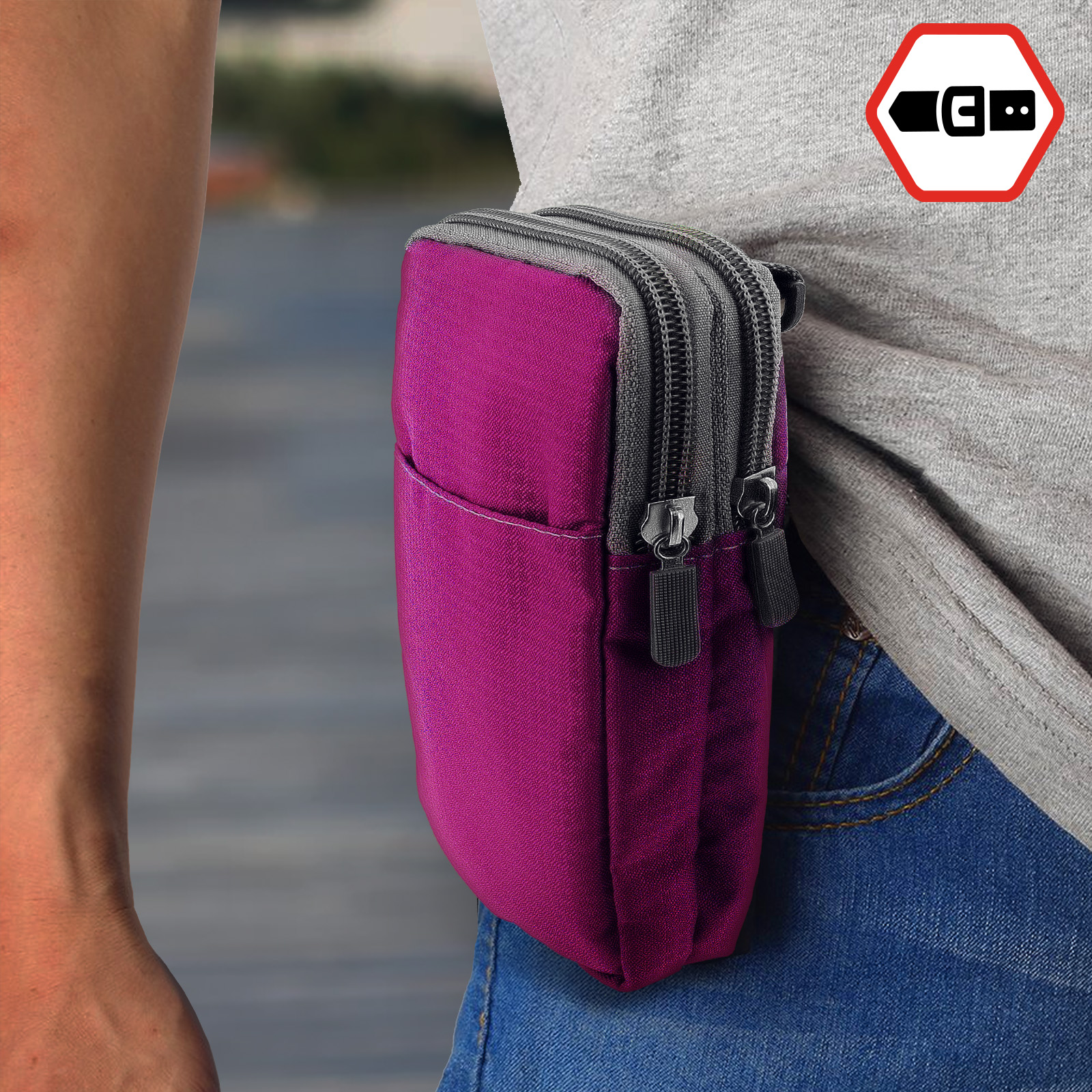Una borsa viola in vita, vicino a una tasca dei jeans. La borsa ha due cerniere.