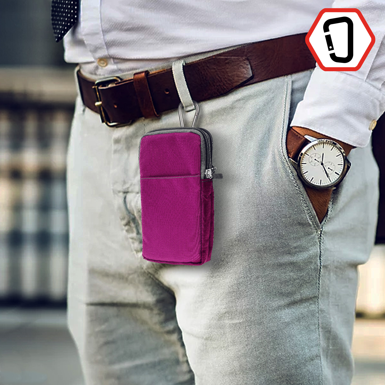 Uomo con orologio e cintura che tiene una custodia rosa per telefono agganciata alla cintura.