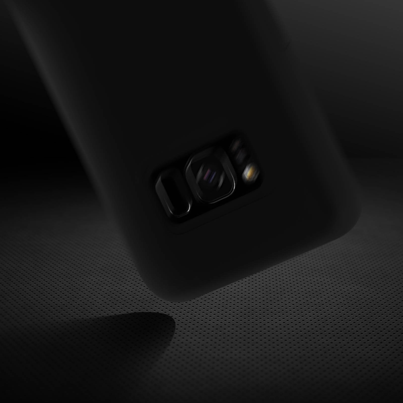 Custodia per telefono nera con fotocamera e flash. Sfondo scuro, vista ravvicinata.