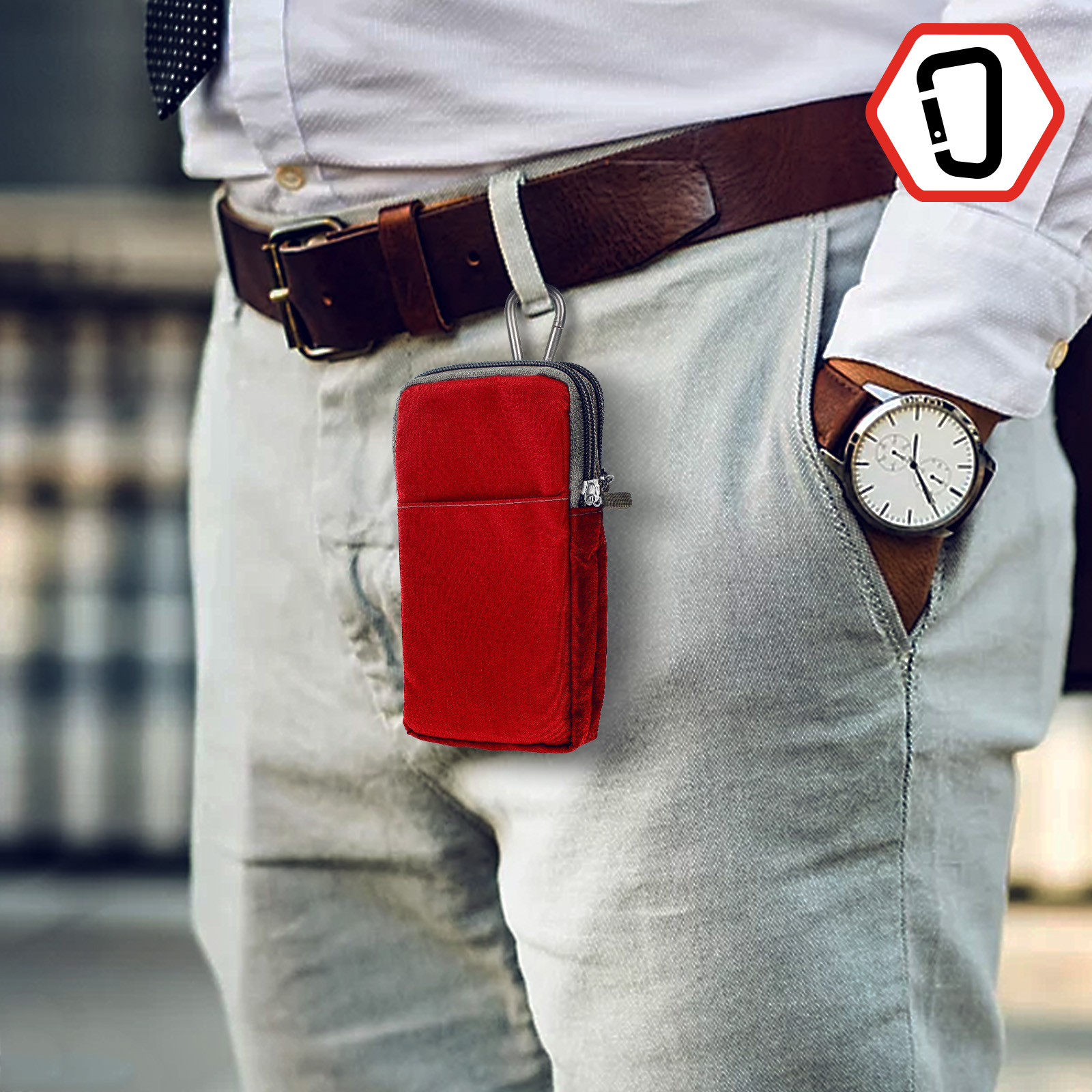 Una persona con camicia e pantaloni con una custodia per telefono agganciata alla cintura.