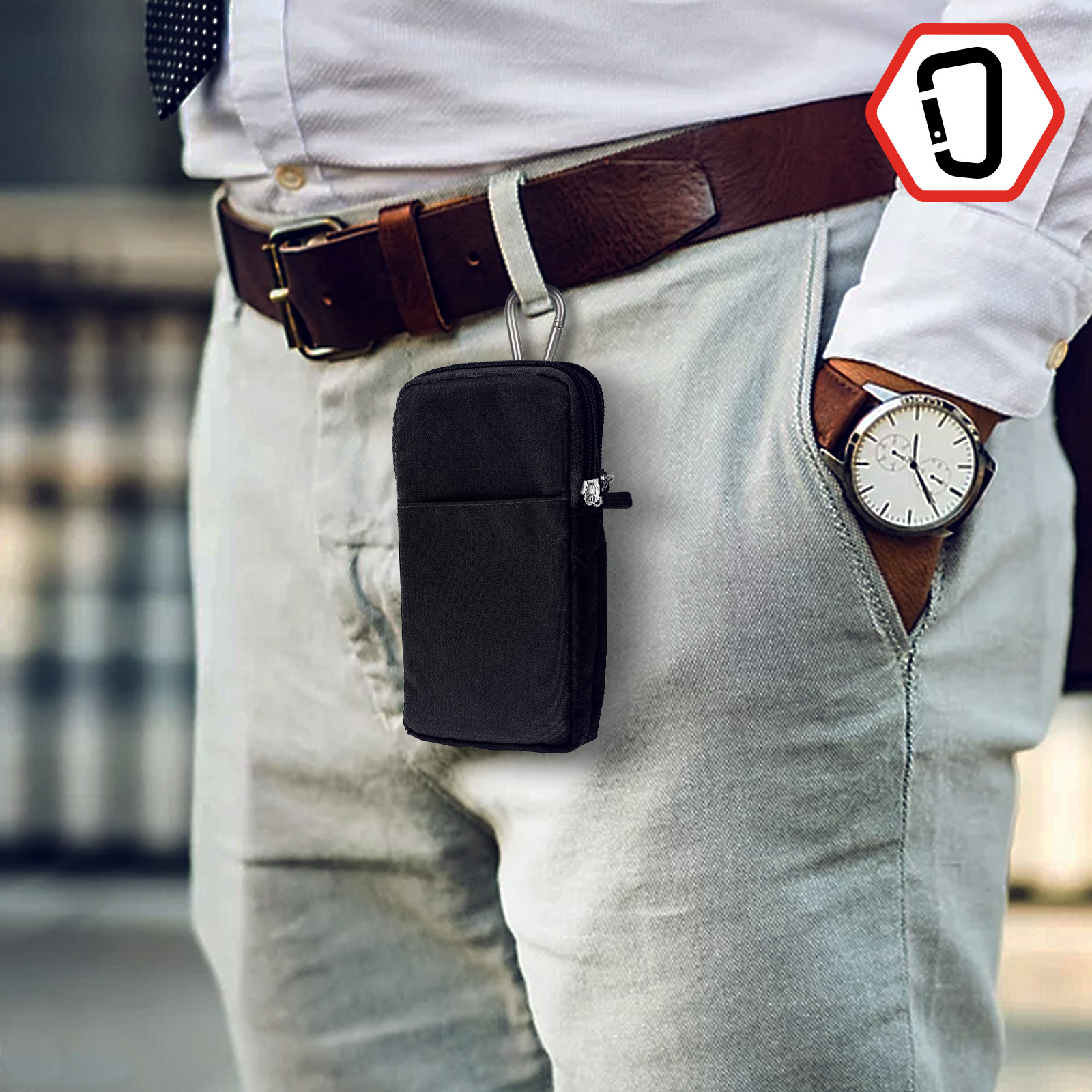 Una custodia per telefono nera, agganciata a una cintura. Una persona indossa un orologio e pantaloni.