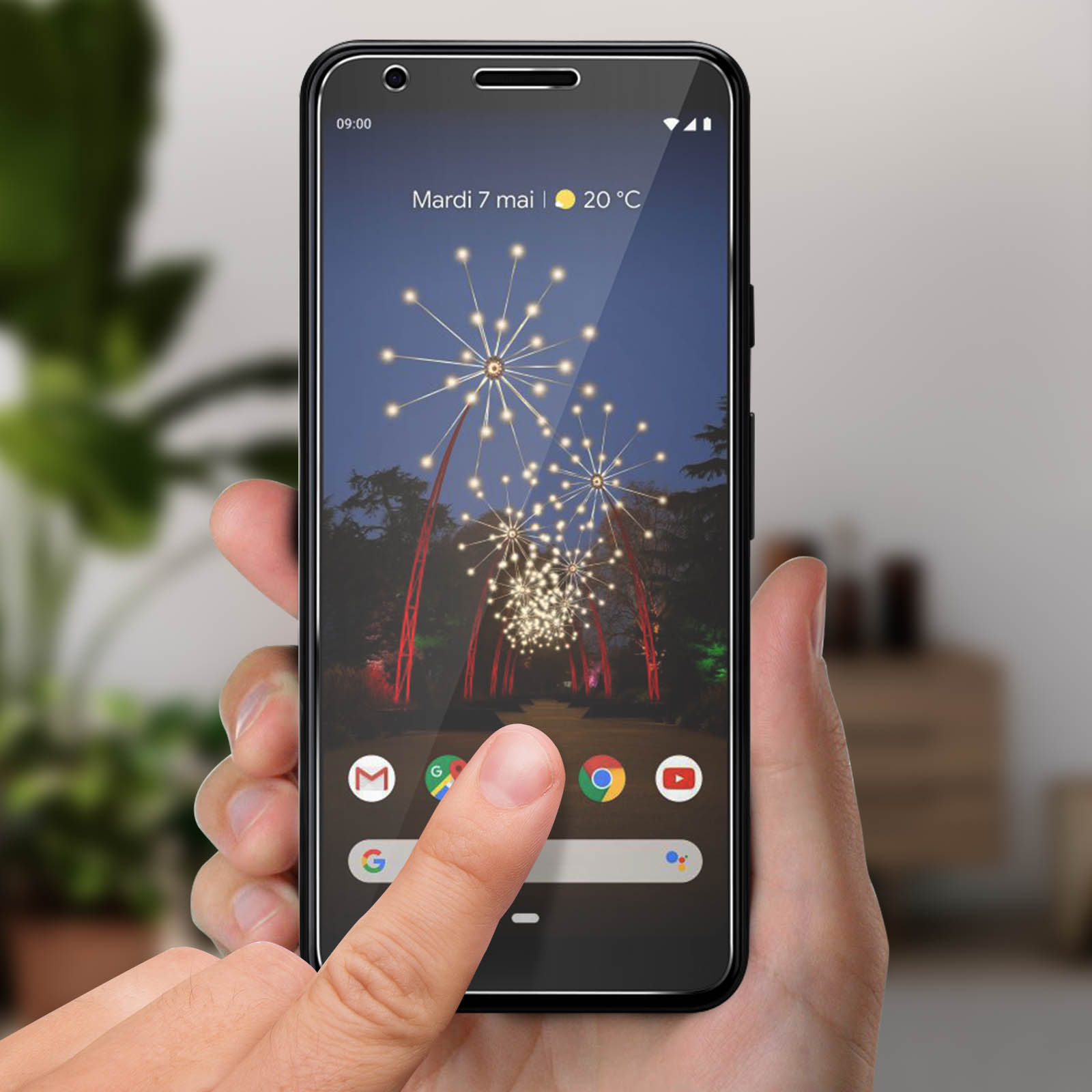 Een hand raakt een telefoonscherm aan met een vuurwerkfoto. Er zit een aanraakschermbeschermer op de telefoon.