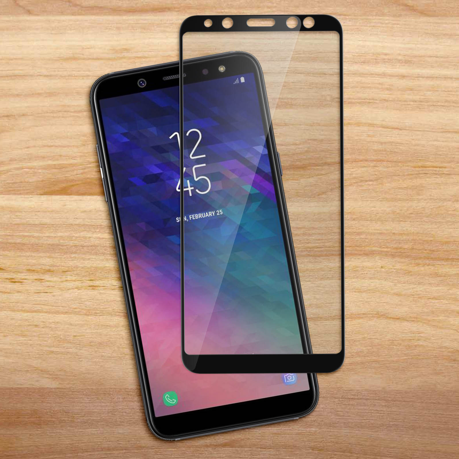 Uno smartphone con una protezione schermo su una superficie di legno. L'ora è 12:45 del 25 febbraio. Lo sfondo è in legno.