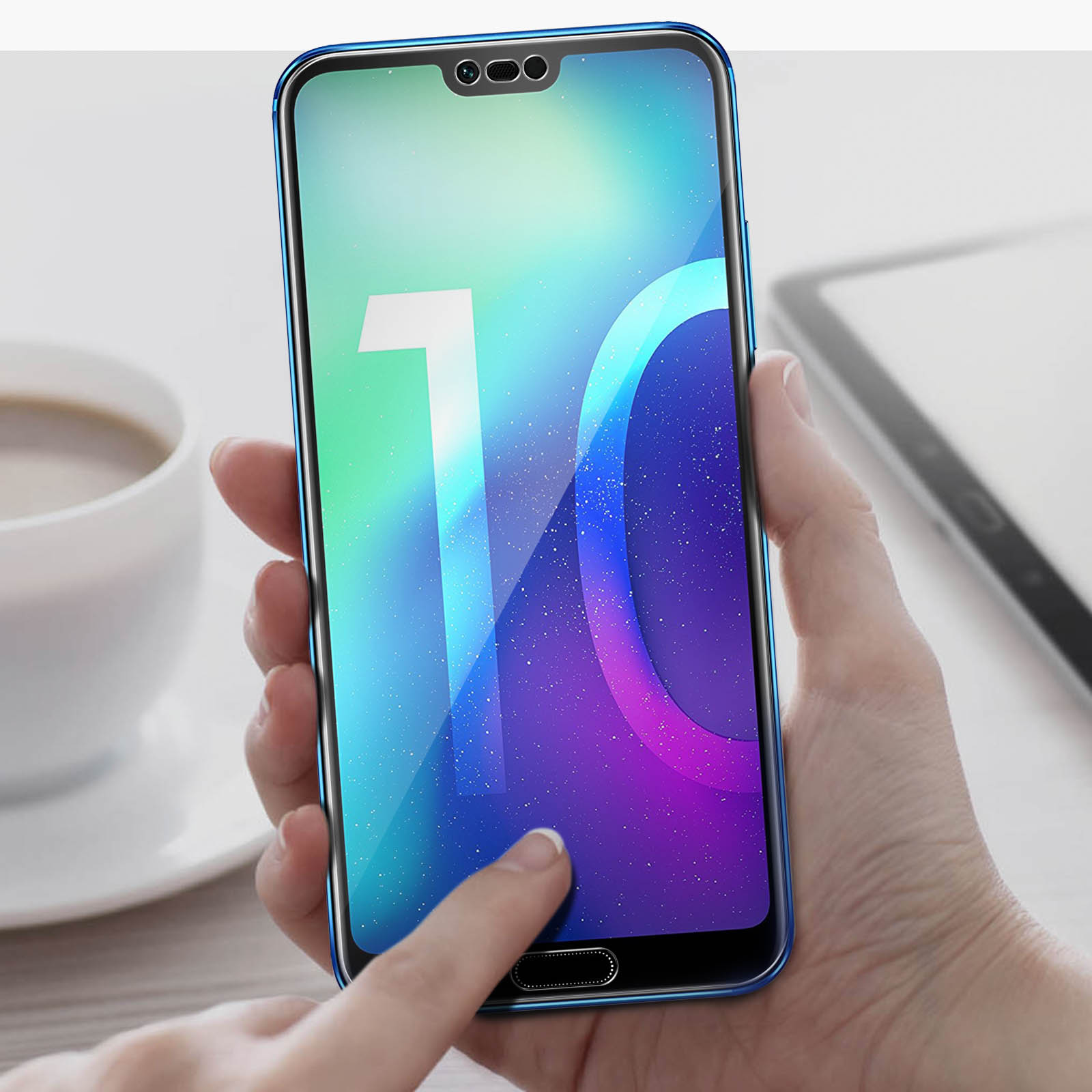 Mano che tiene telefono con bordo blu. Schermo con numero 10.