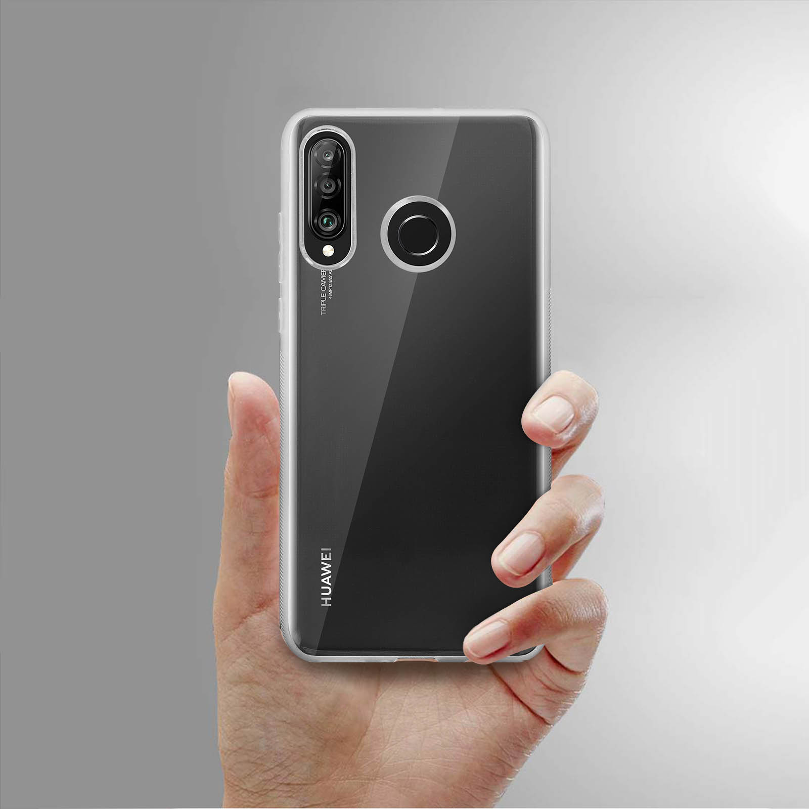 Una mano tiene un telefono con una custodia trasparente. La custodia è sul telefono. Lo schermo è visibile.