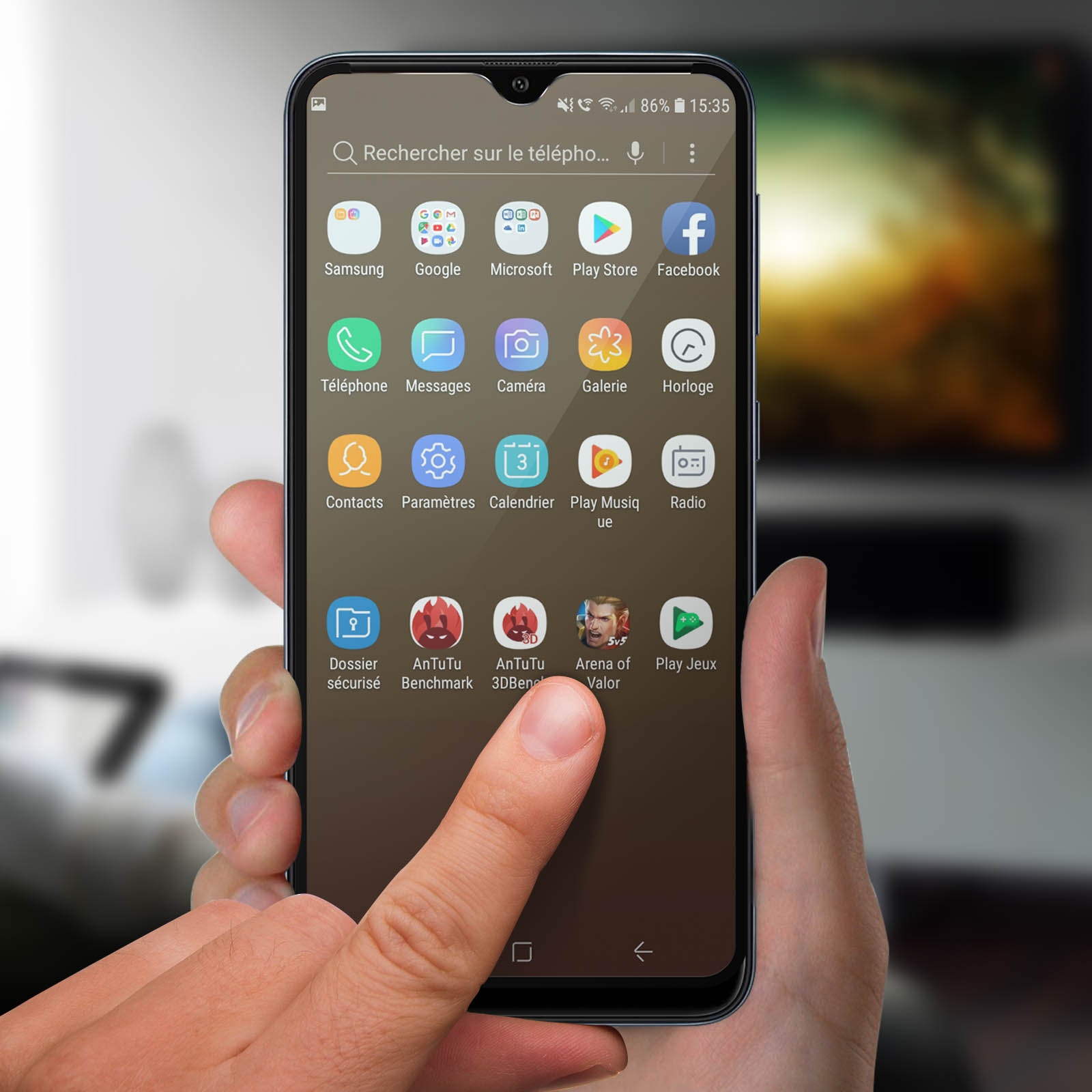 Een telefoon met app-iconen. Een hand raakt het scherm aan. Vage achtergrond met tv.