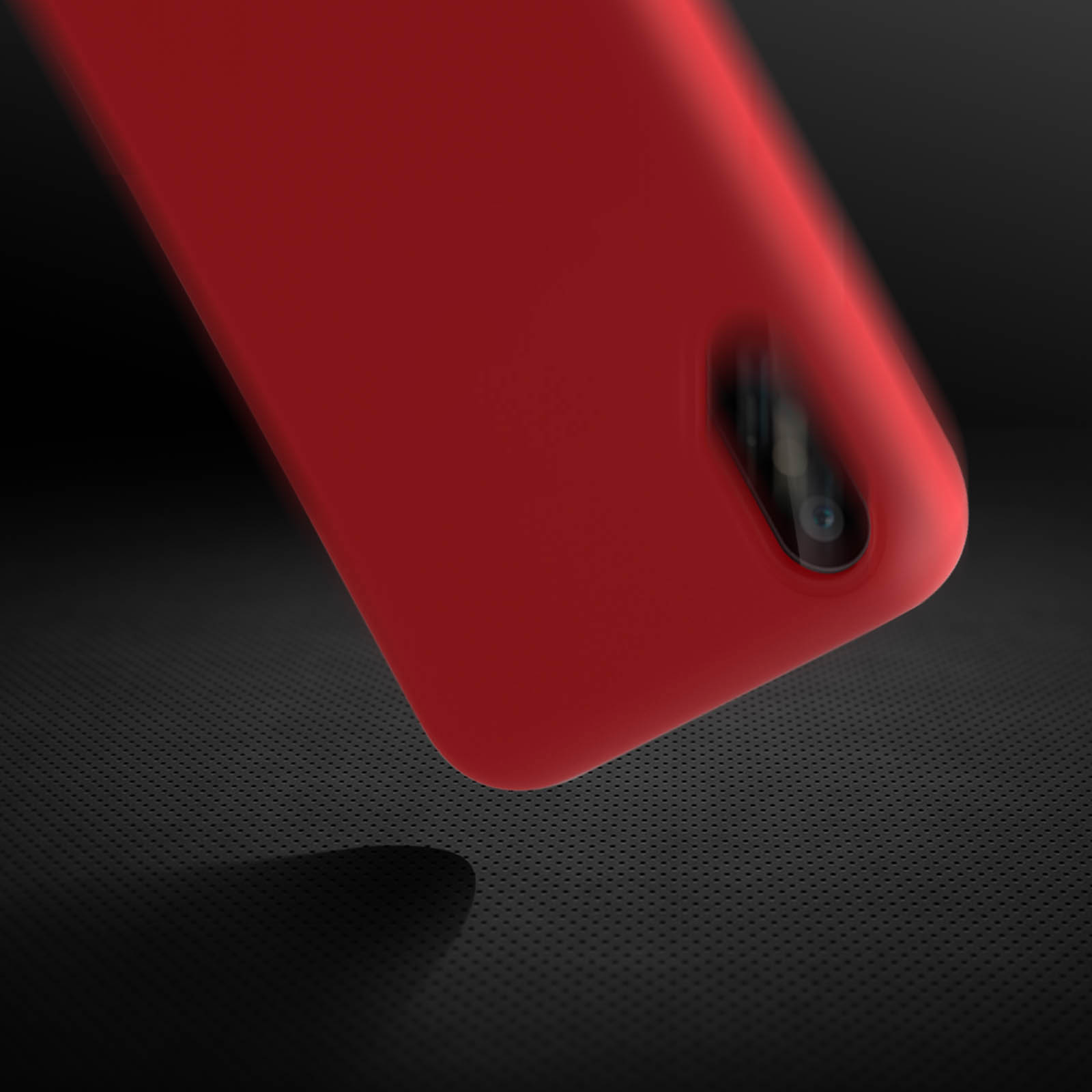 Custodia per telefono rossa, che mostra l'angolo con la fotocamera, su una superficie nera.