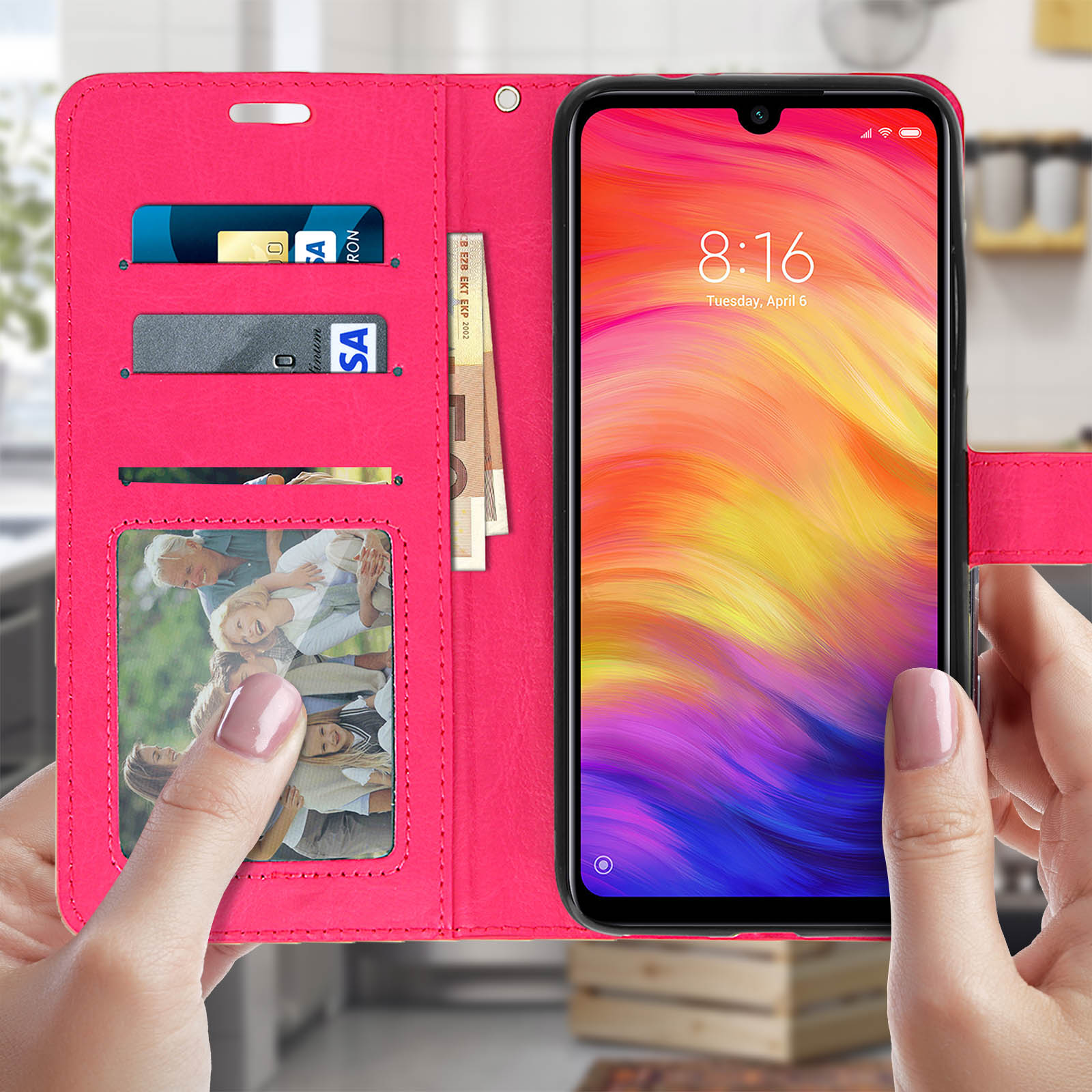 Custodia rosa per telefono aperta, che tiene un telefono che mostra uno schermo colorato. Carte e denaro nella custodia.