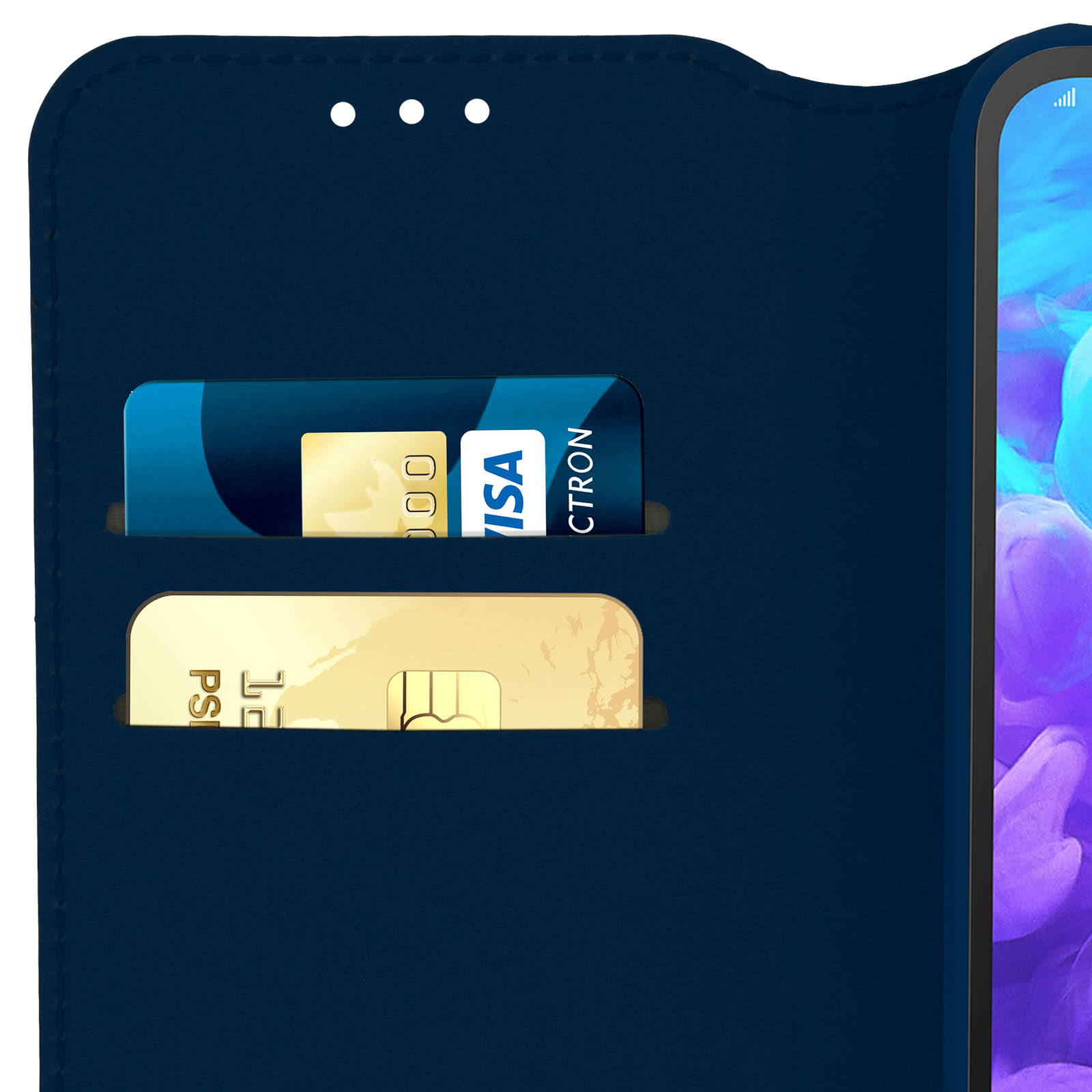 Un primo piano di una custodia per telefono blu navy con una carta di credito e una SIM card all'interno.
