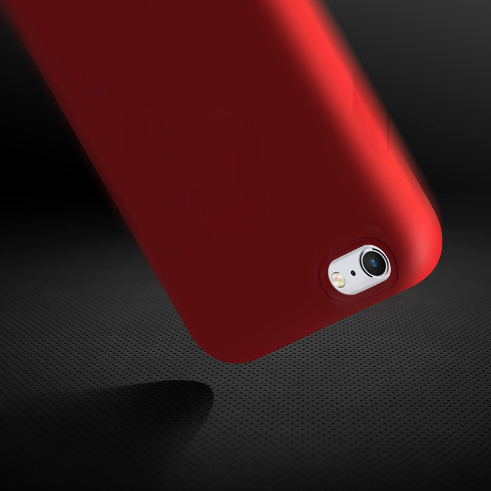 Coque de téléphone rouge, lentille de caméra visible, fond sombre.