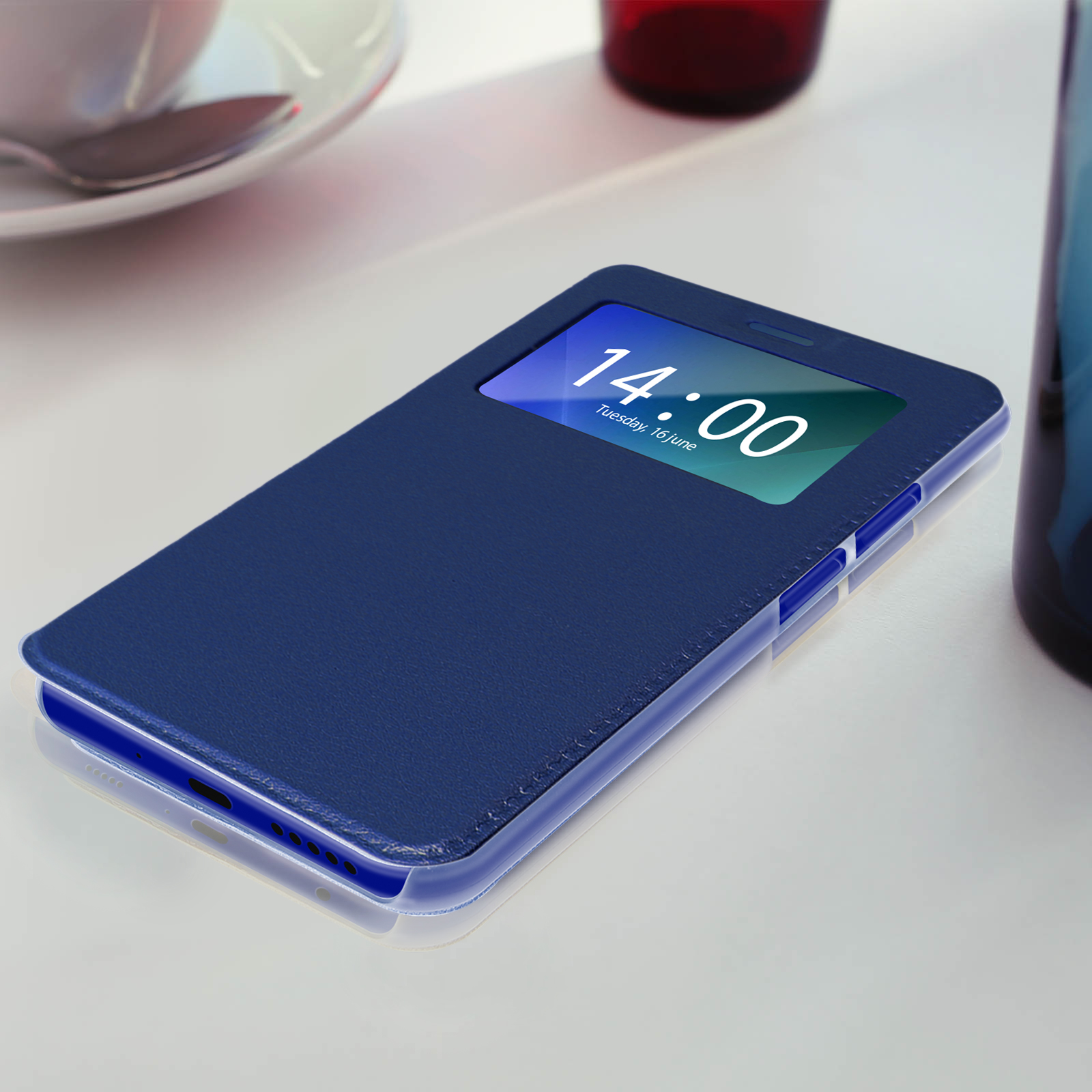 Funda de teléfono azul con hora y fecha visibles. El fondo es una superficie blanca.