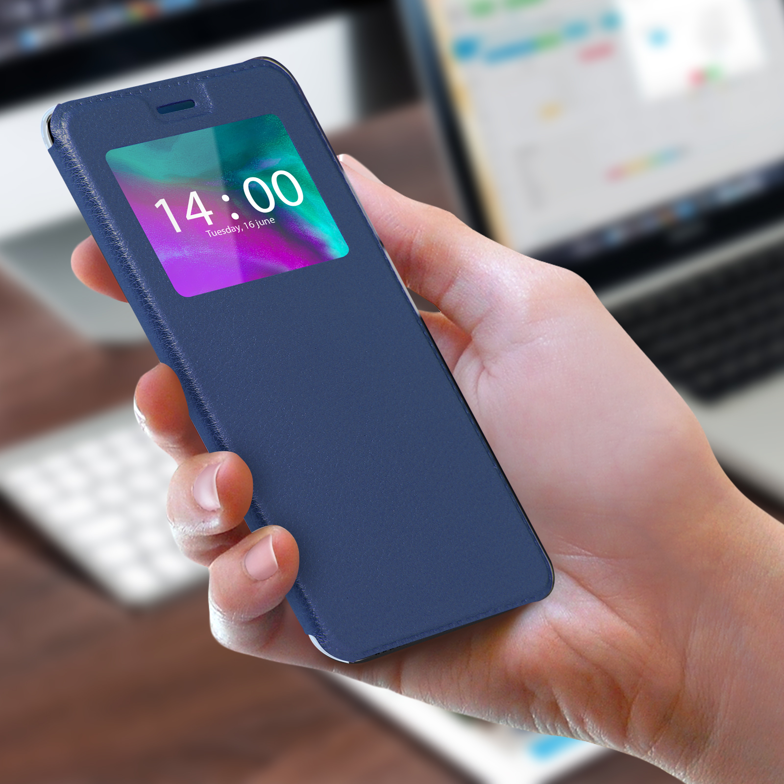 Mano sosteniendo una funda azul para teléfono. La funda tiene una ventana que muestra la hora.
