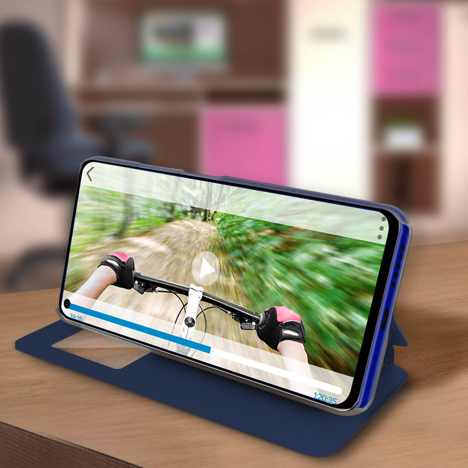 Teléfono en una funda azul reproduciendo un video, apoyado en una superficie.