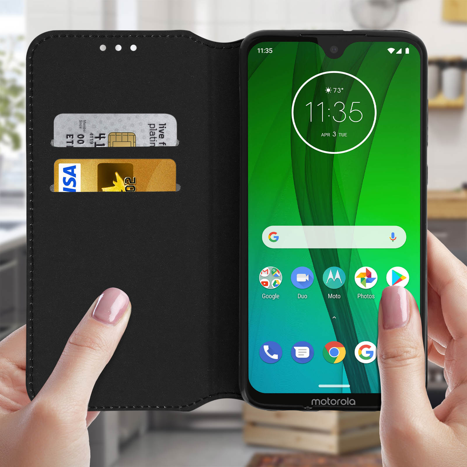 Mani che tengono una custodia aperta, che mostra un telefono con carte di credito e sfondo in legno.