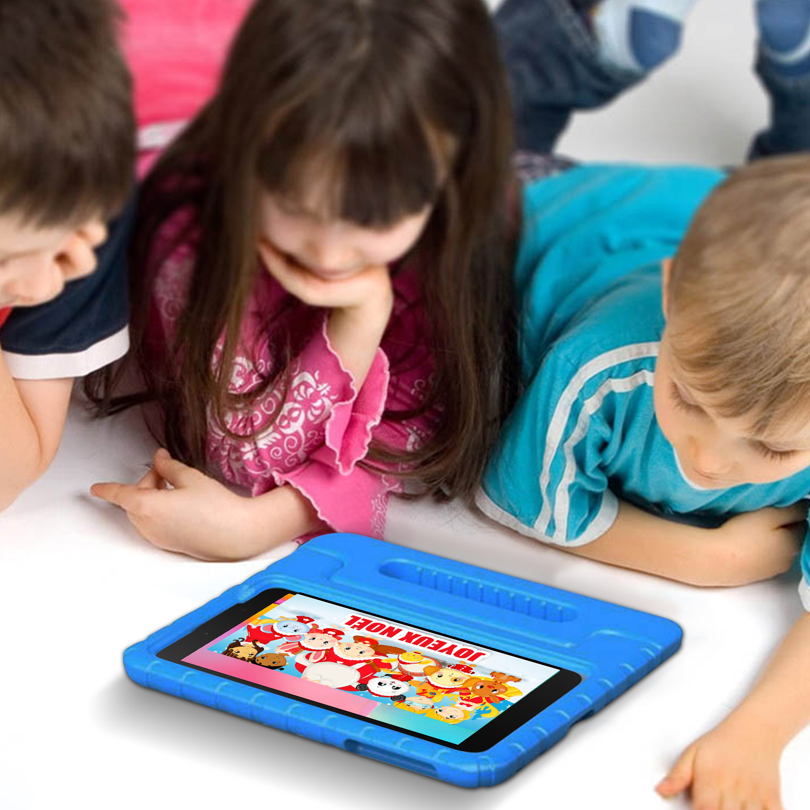Kinder betrachten Tablet in blauem Gehäuse, zeigt Cartoon.