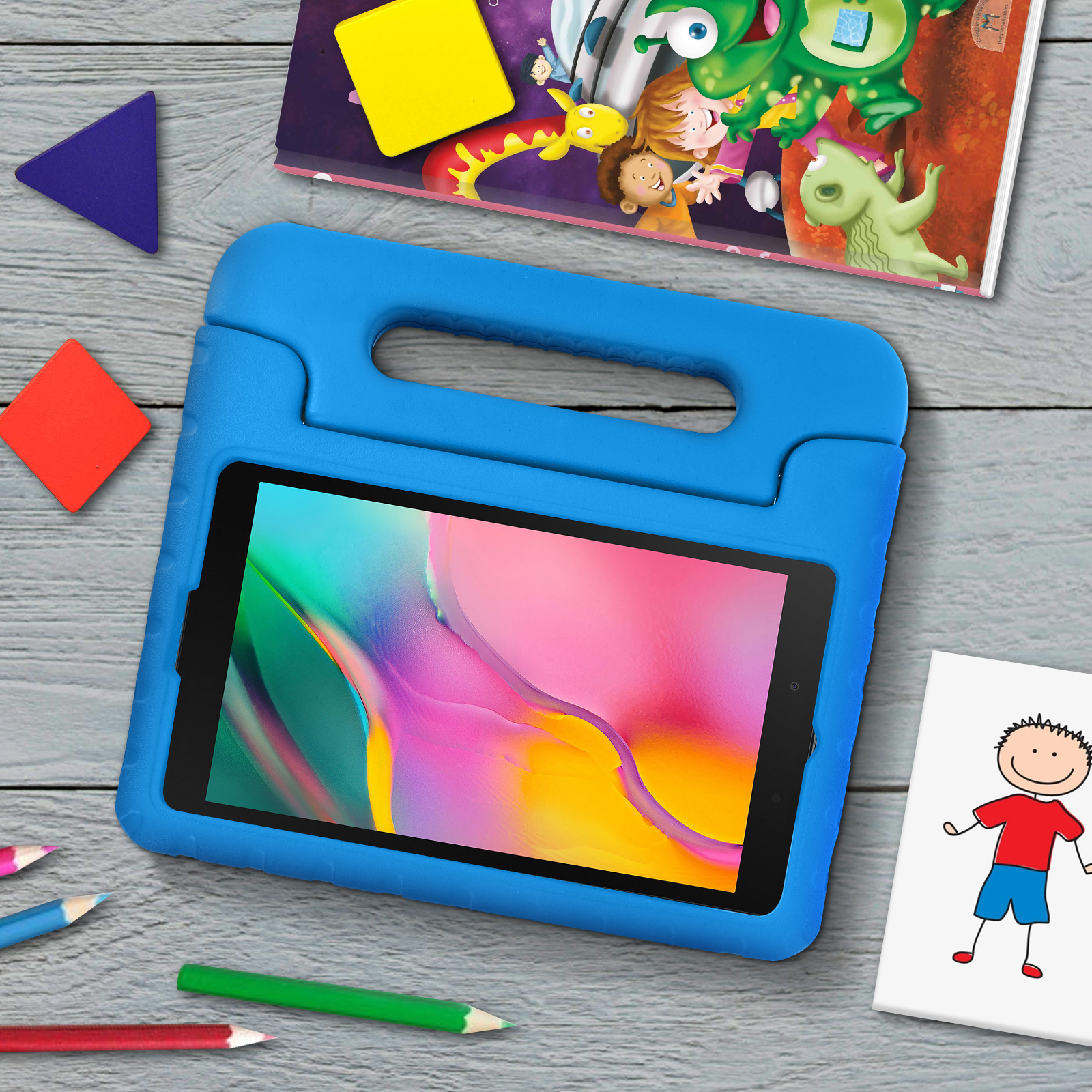 Tablet in einer blauen Hülle. Stifte und Zeichnungen umgeben es. Das Tablet zeigt buntes Bild.