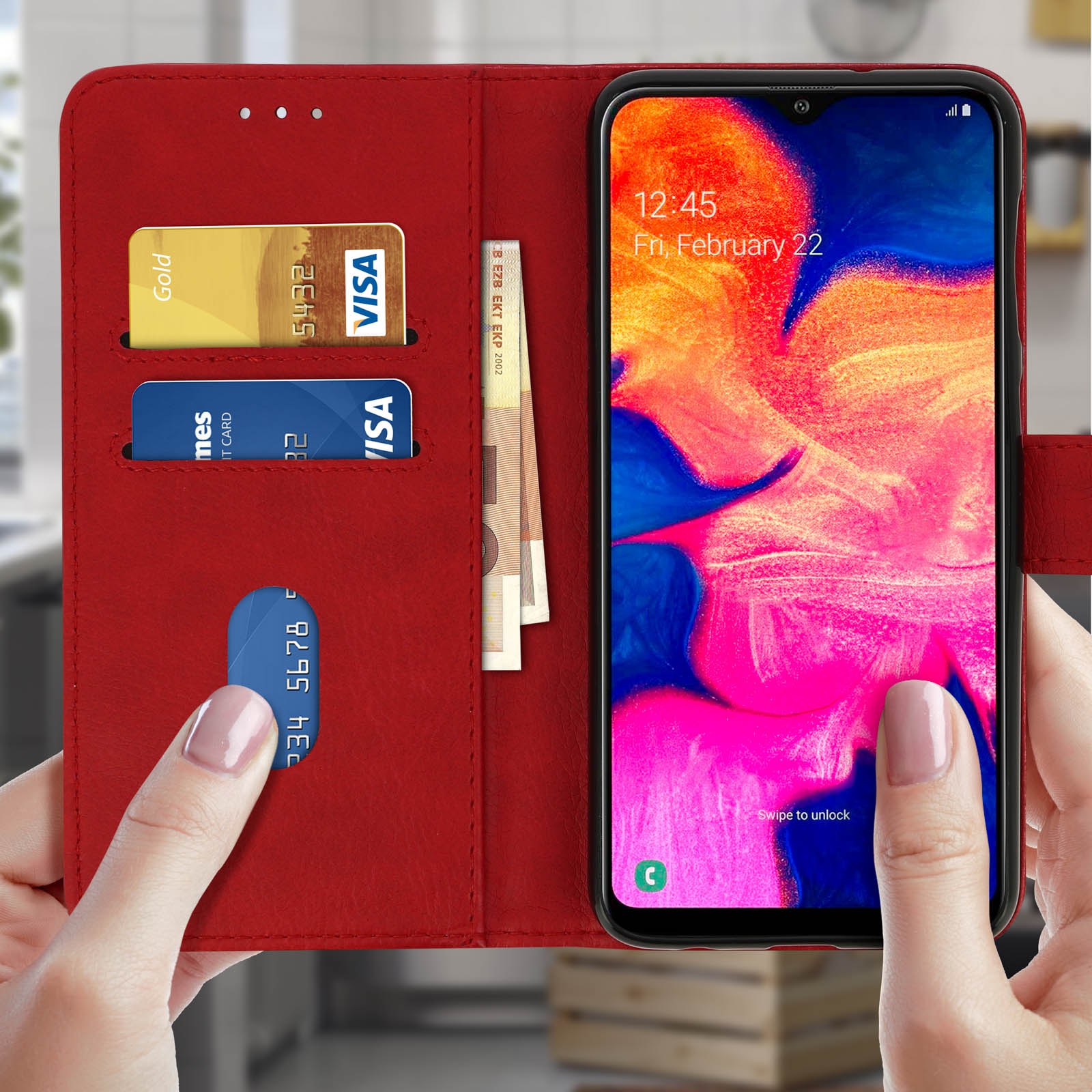 Een telefoon in een rode hoes met kaarten en contant geld. Een hand houdt de telefoon vast.