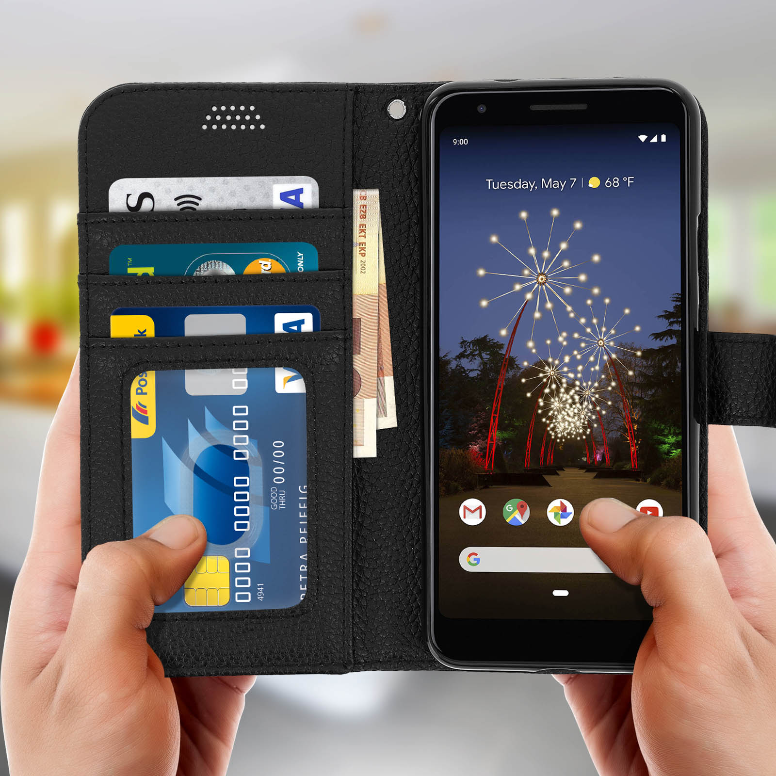 Mani che tengono un telefono in una custodia nera aperta con carte, contanti e lo schermo del telefono che mostra informazioni.