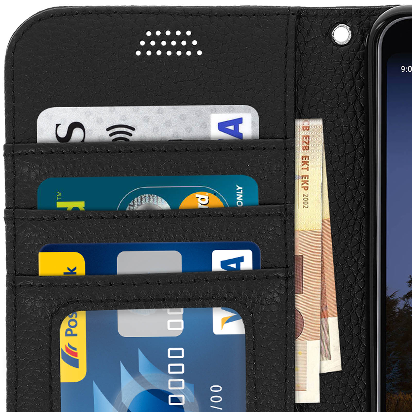 Primo piano di un portafoglio per telefono nero con carte all'interno. Varie carte di credito visibili. Punti bianchi in alto.