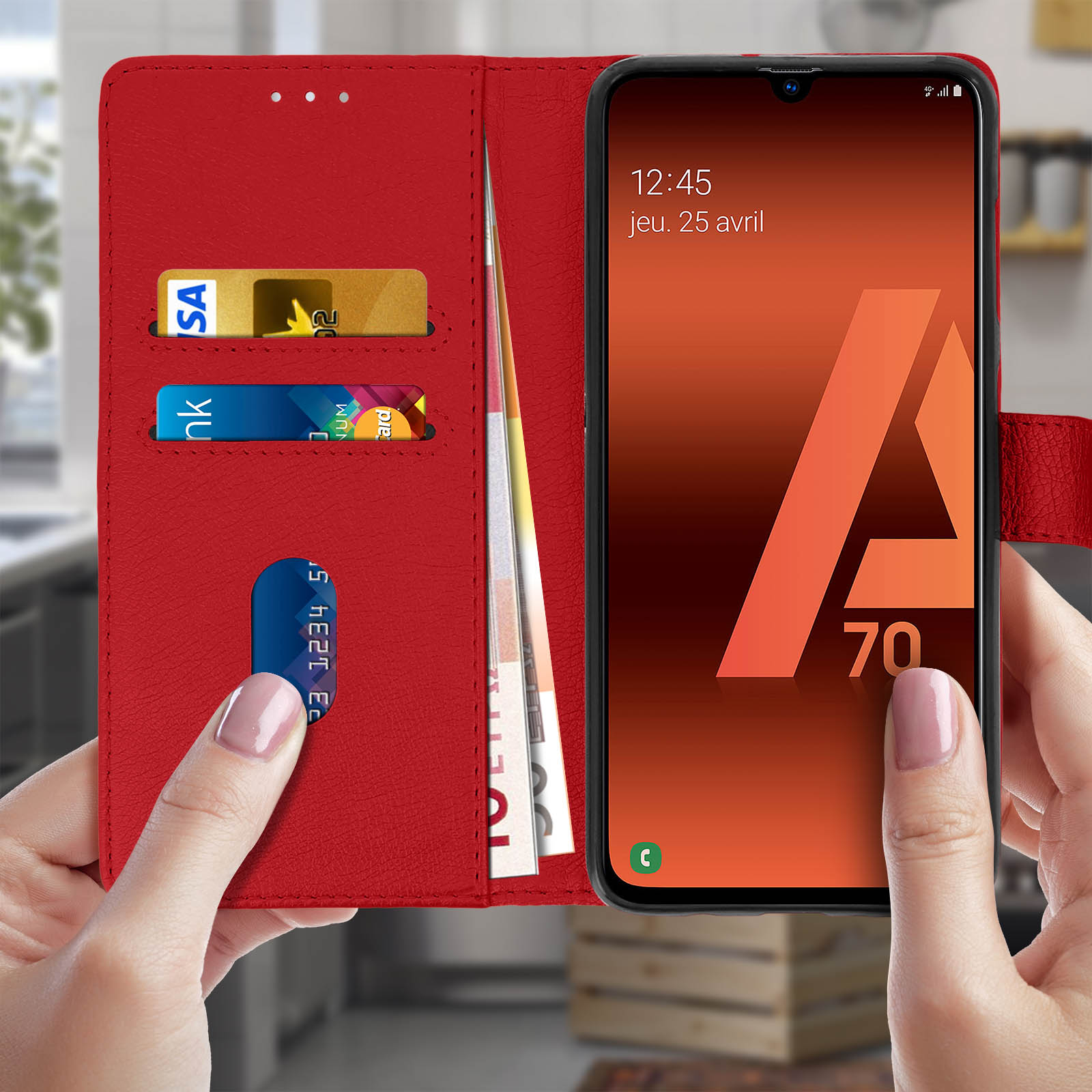 De handen van een persoon die een open rode telefoonhoes vasthoudt met een telefoon waarop het scherm wordt weergegeven.