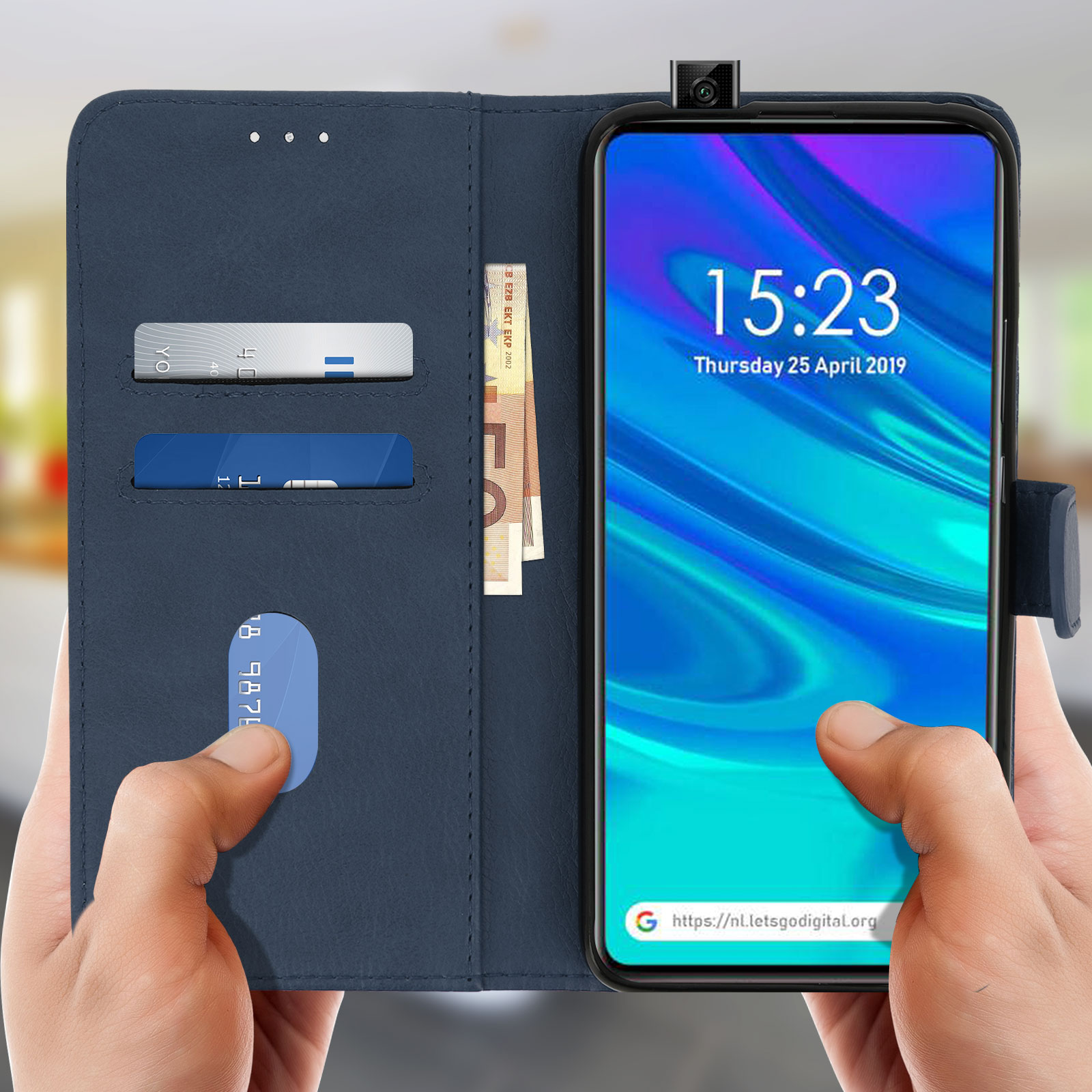 Un téléphone dans un étui portefeuille bleu, affichant l'heure et une carte de crédit.