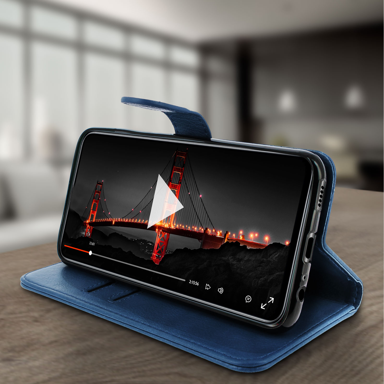 Téléphone dans un étui bleu, montrant une vidéo du Golden Gate Bridge. L'étui est ouvert. Arrière-plan flou.