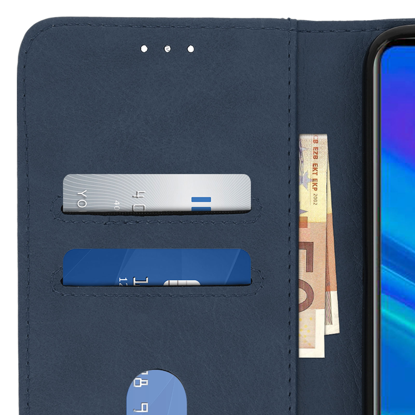 Gros plan de l'intérieur d'un étui de téléphone bleu avec des fentes pour cartes et de l'argent à l'intérieur.
