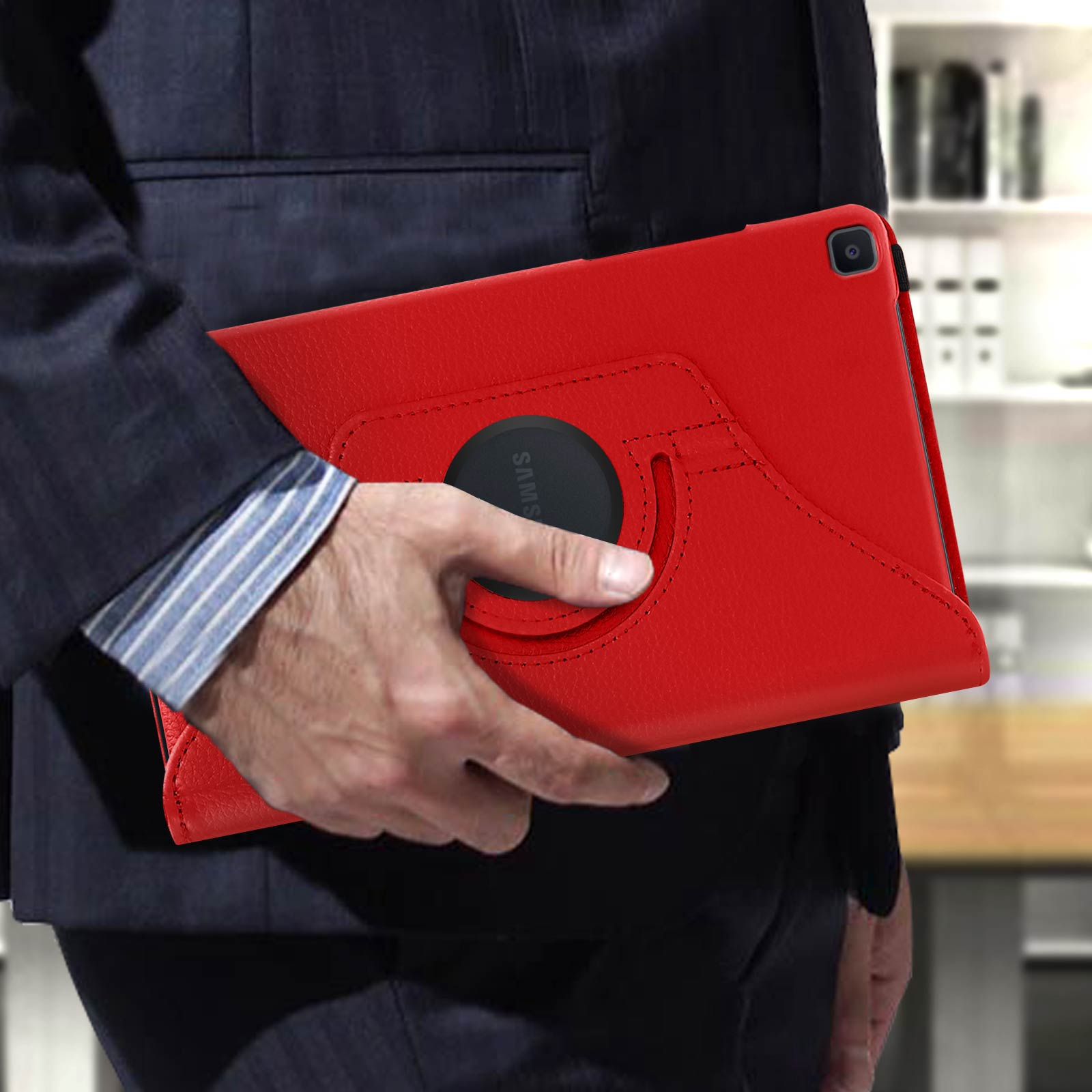 Una persona che tiene una custodia rossa per tablet.