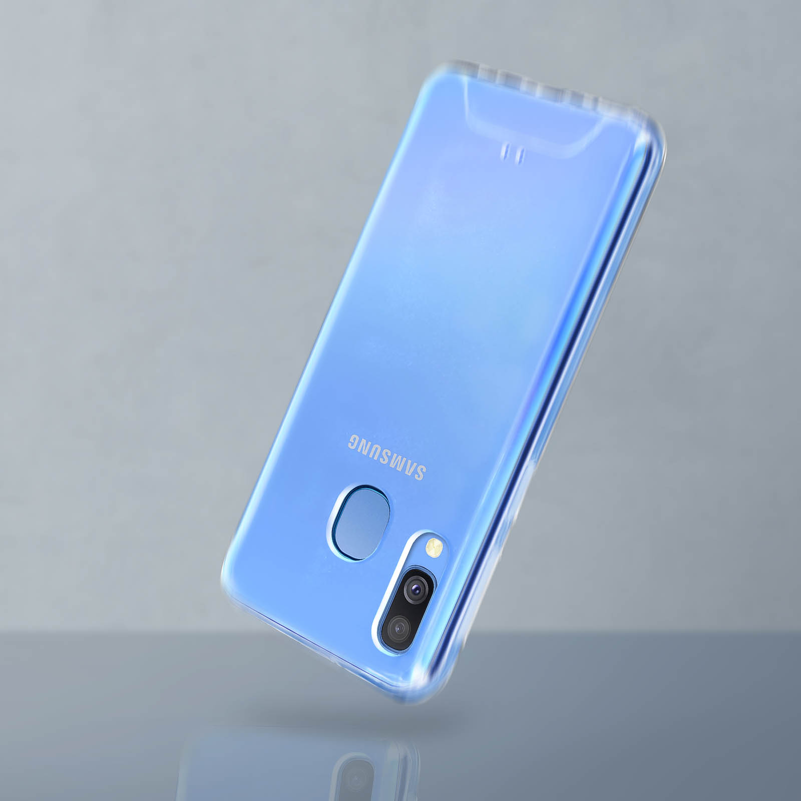 Una custodia per telefono trasparente, leggermente angolata, con sfondo blu.