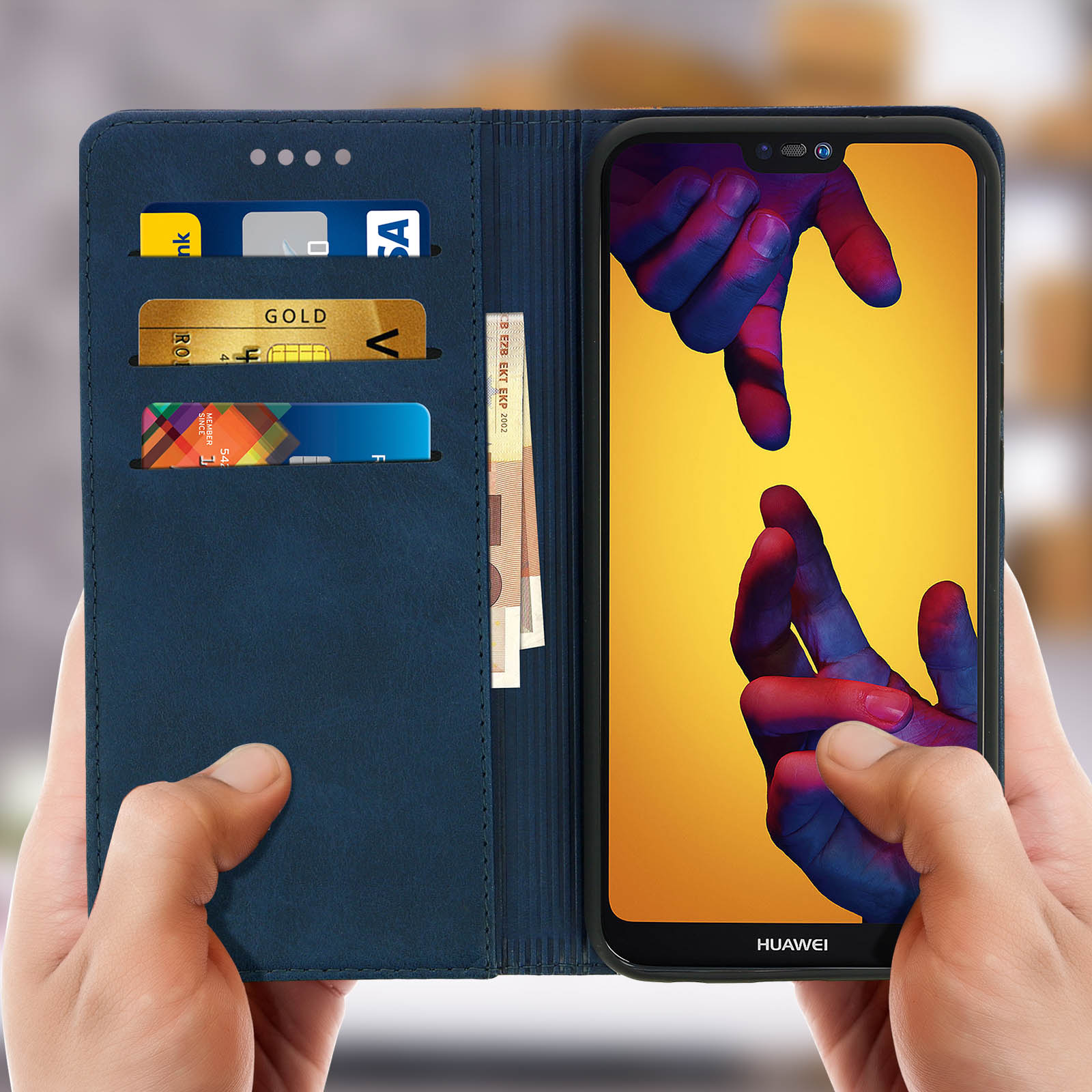 Custodia blu per telefono con carte e telefono. Mani che tengono la custodia.