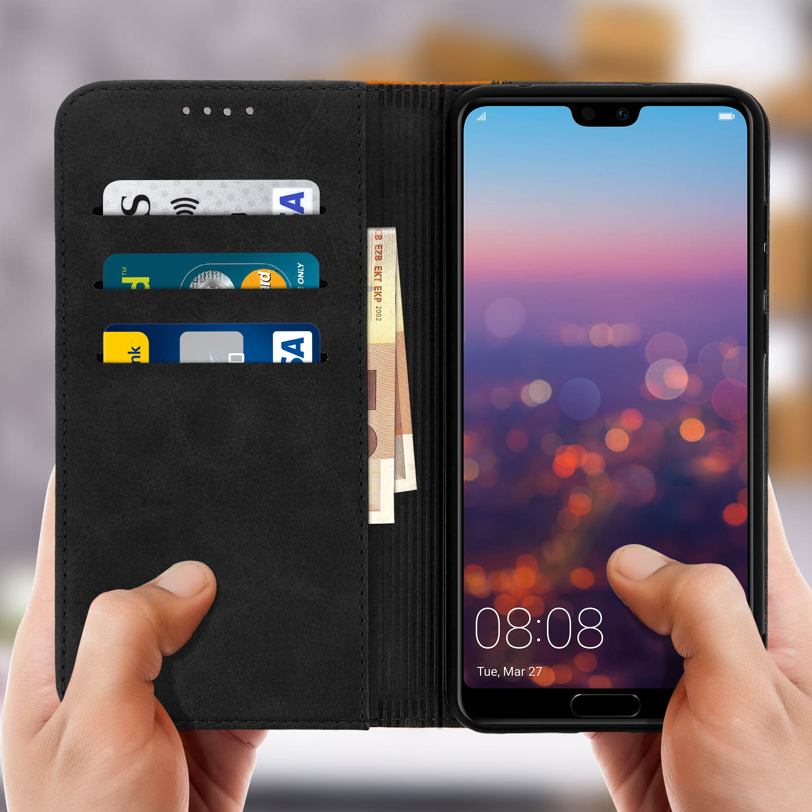 Mani che tengono un telefono in una custodia a portafoglio. Il telefono mostra carte e contanti nella custodia.
