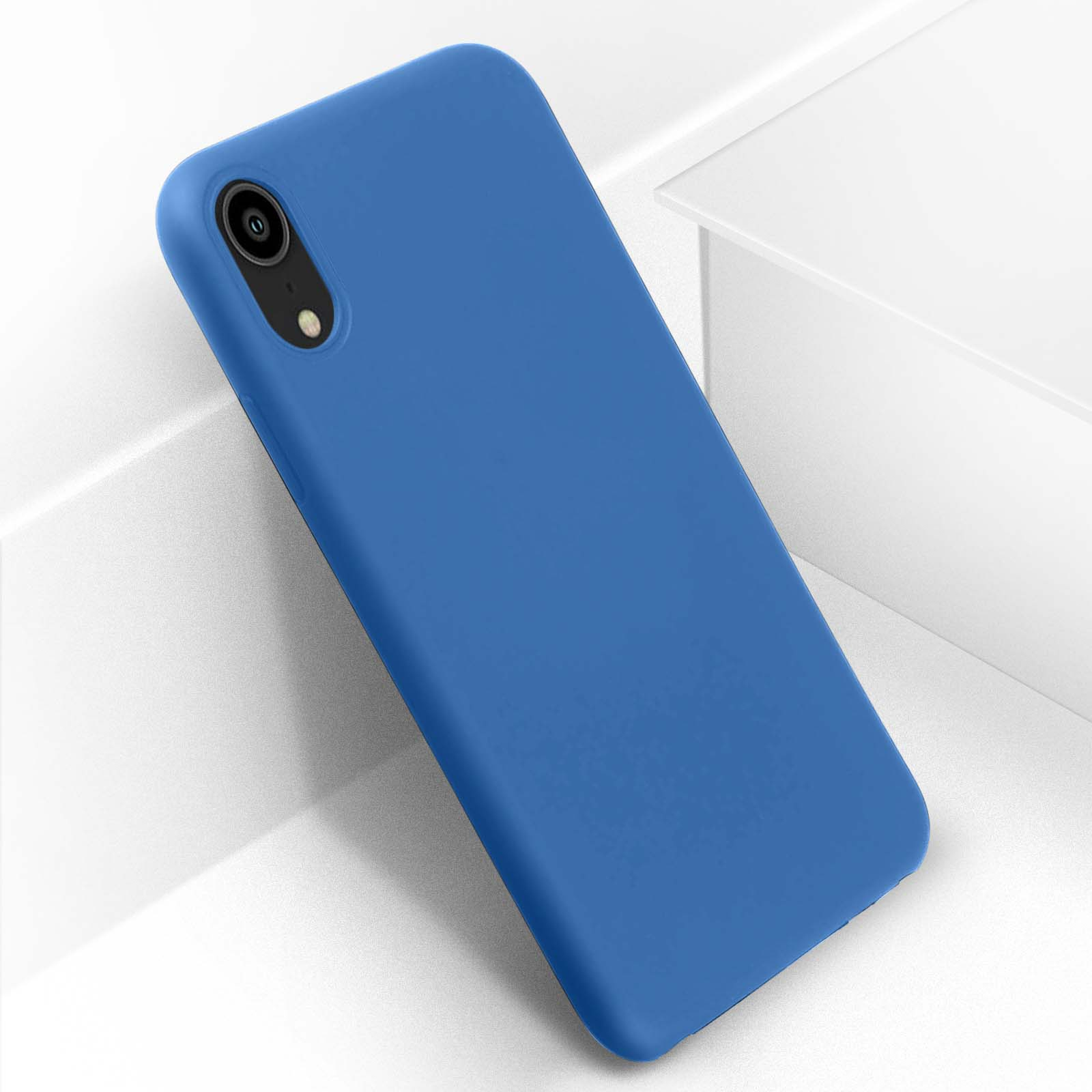 Blauwe telefoon op een wit oppervlak. De telefoon staat iets schuin.