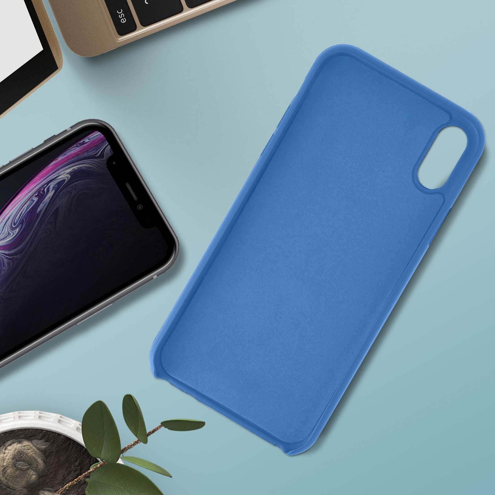 Blauw telefoonhoesje en een telefoon. Hoesje boven, telefoon linksonder.