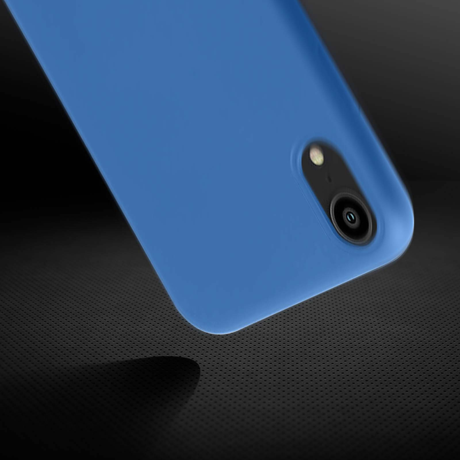 Een blauwe telefoonhoes met een cameralens. De achtergrond is een donker, gestructureerd oppervlak.