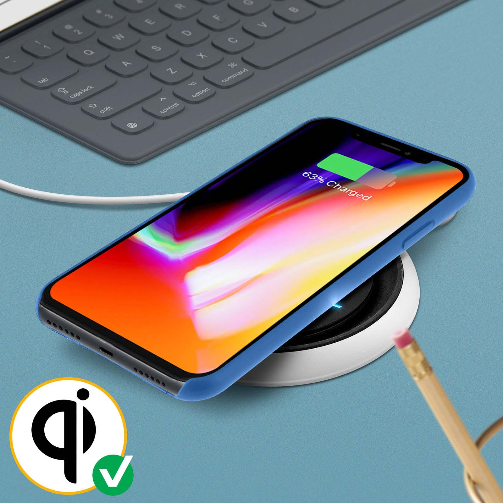 Telefoon draadloos opladen. Scherm toont 63% opgeladen. Een potlood en oplader in beeld.