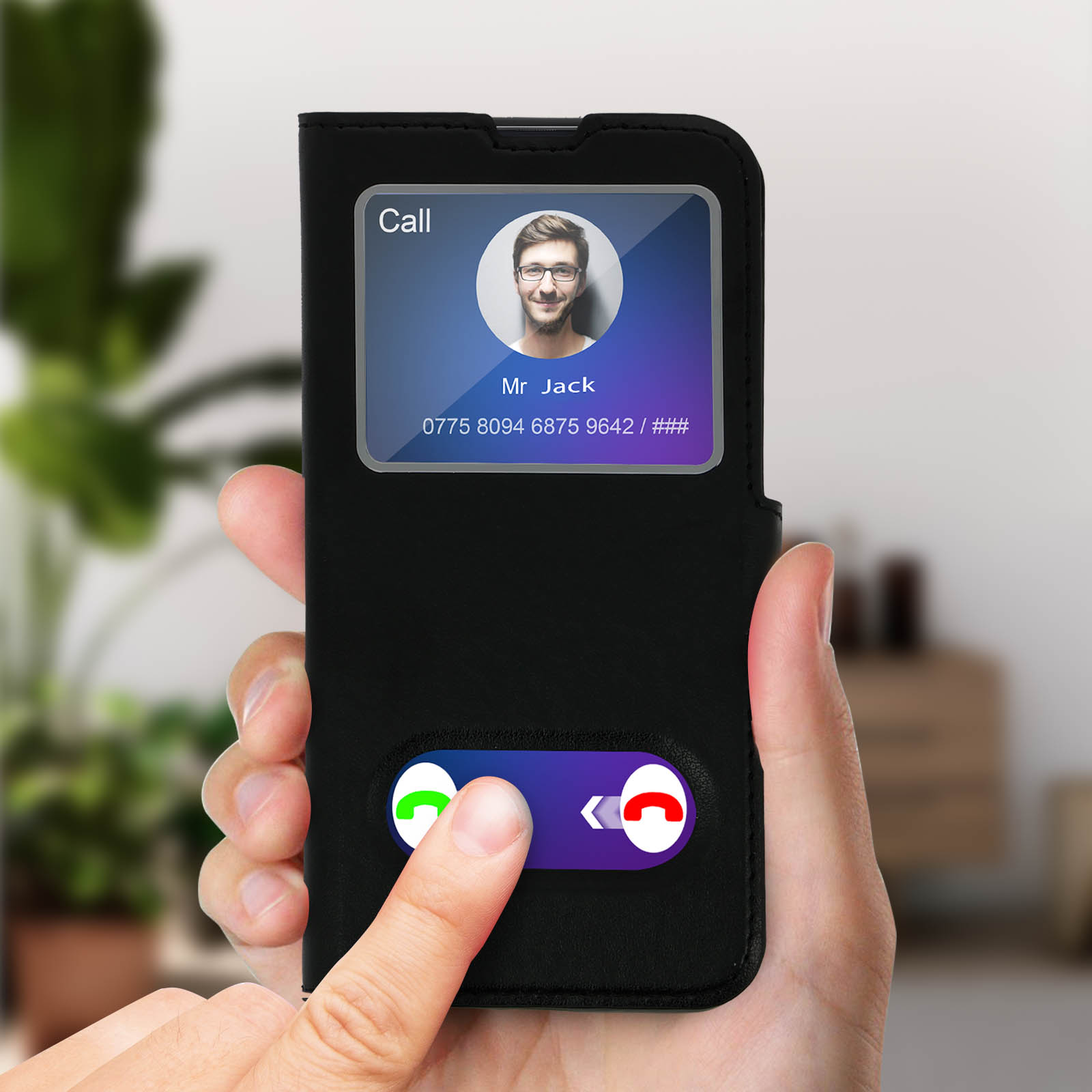 Mano che tiene una custodia nera per telefono che mostra lo schermo del telefono. È visibile una schermata di chiamata con Mr. Jack.